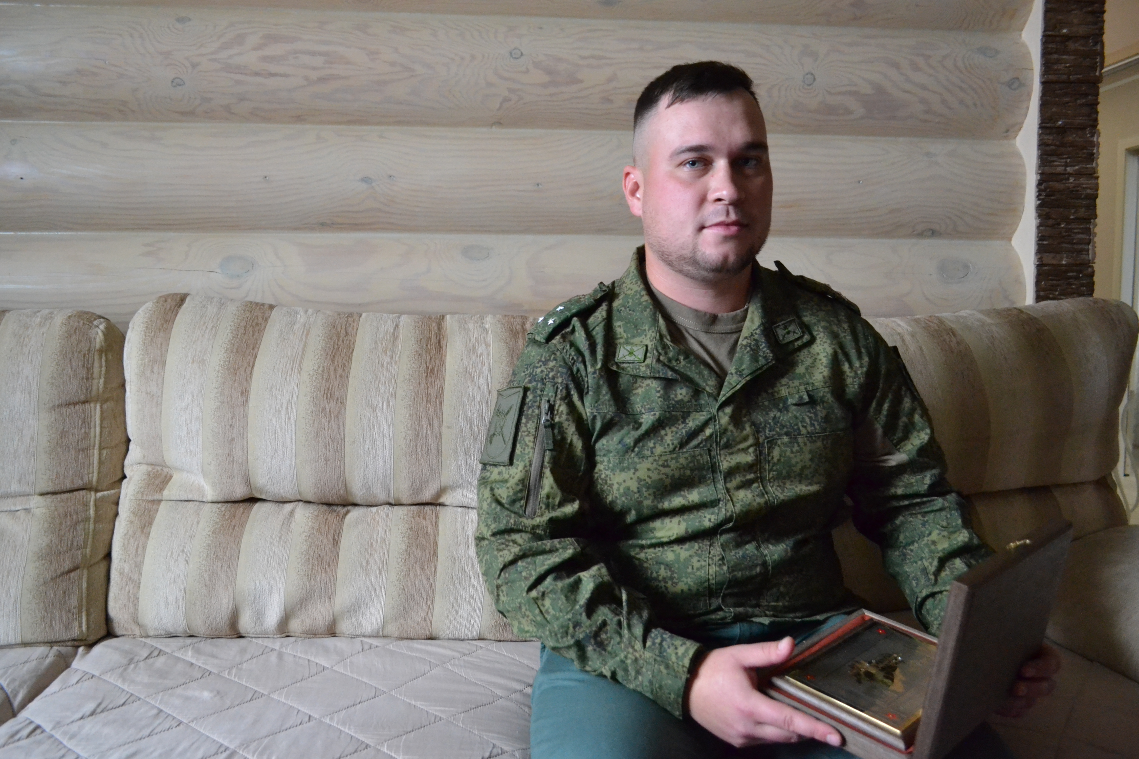 Старший лейтенант Рустем Зиатдинов с одной из наград в руках