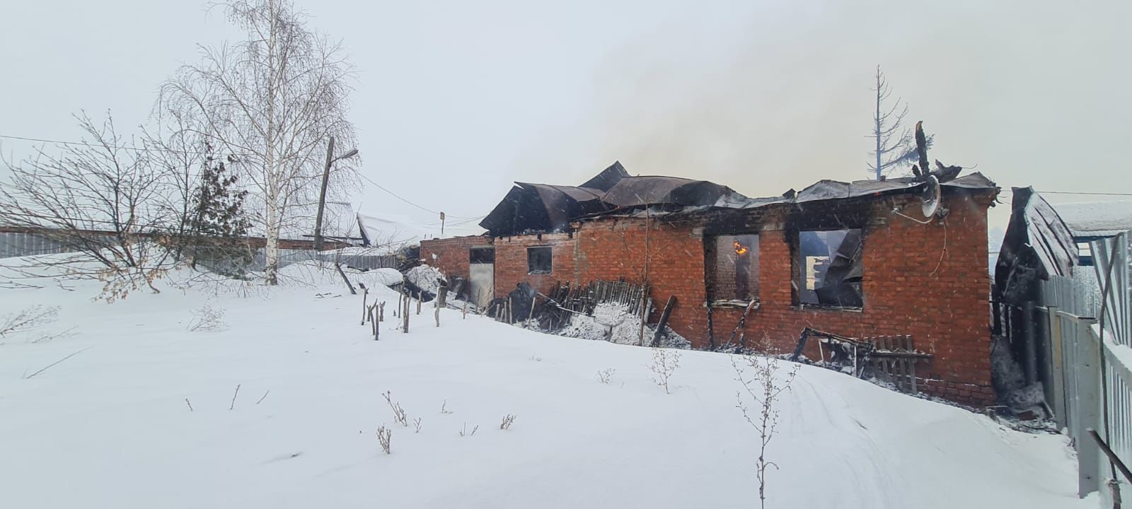 В Шеланге огнём уничтожен дом, досталось и соседскому сараю | 20.01.2024 | Верхний  Услон - БезФормата