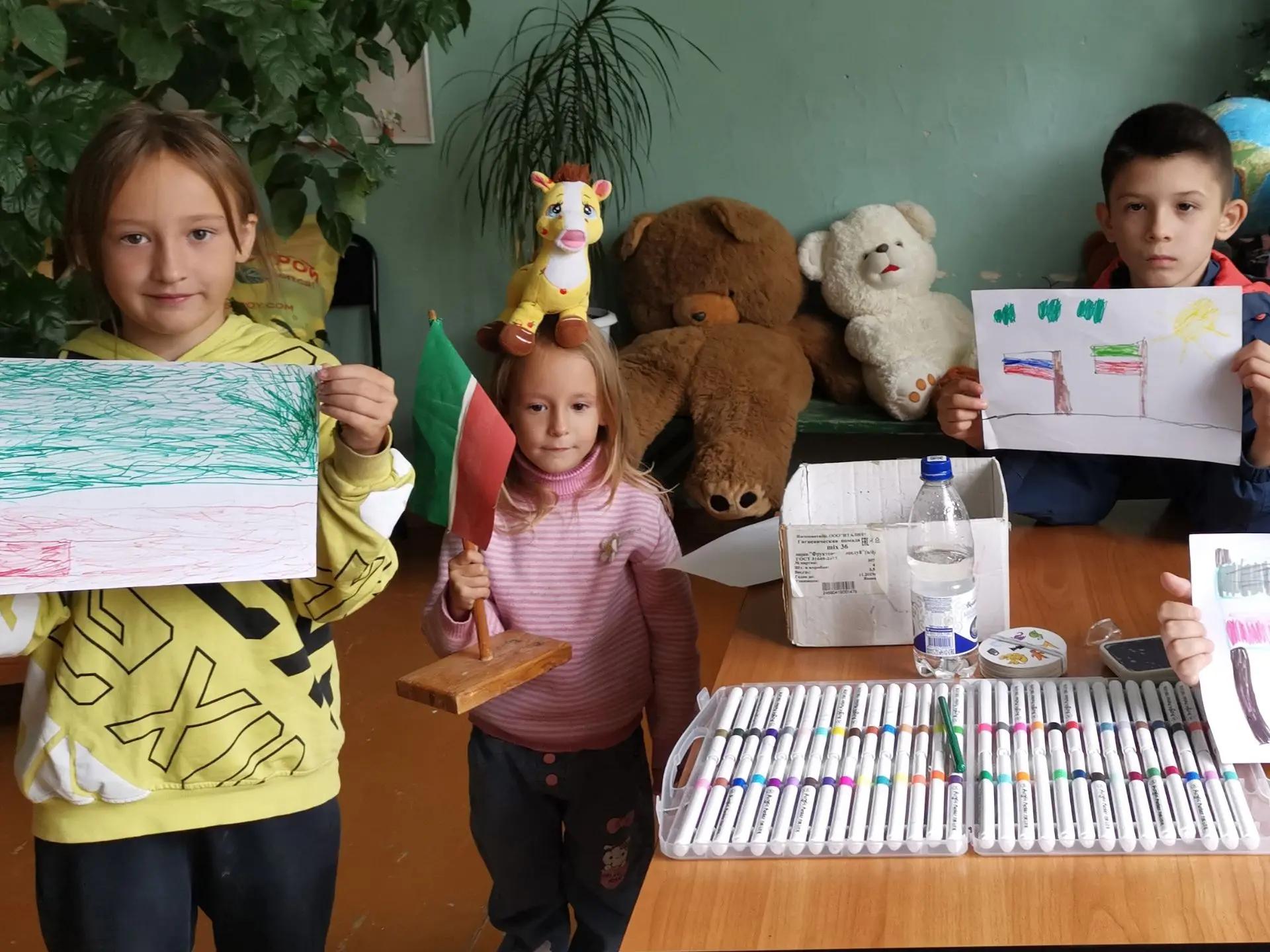 Татарстан - төрле милләт һәм төрле дин кешеләре яши торган урын, әмма халыкны туган җирен ярату һәм бер-берсен хөрмәт итү берләштерә.