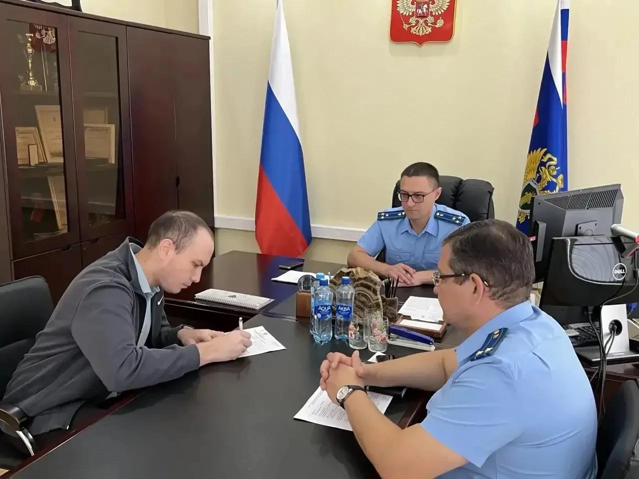 В прокуратуре Верхнеуслонского района состоялся личный приём граждан, который провёл заместитель прокурора Татарстана Тимур Нуриев.