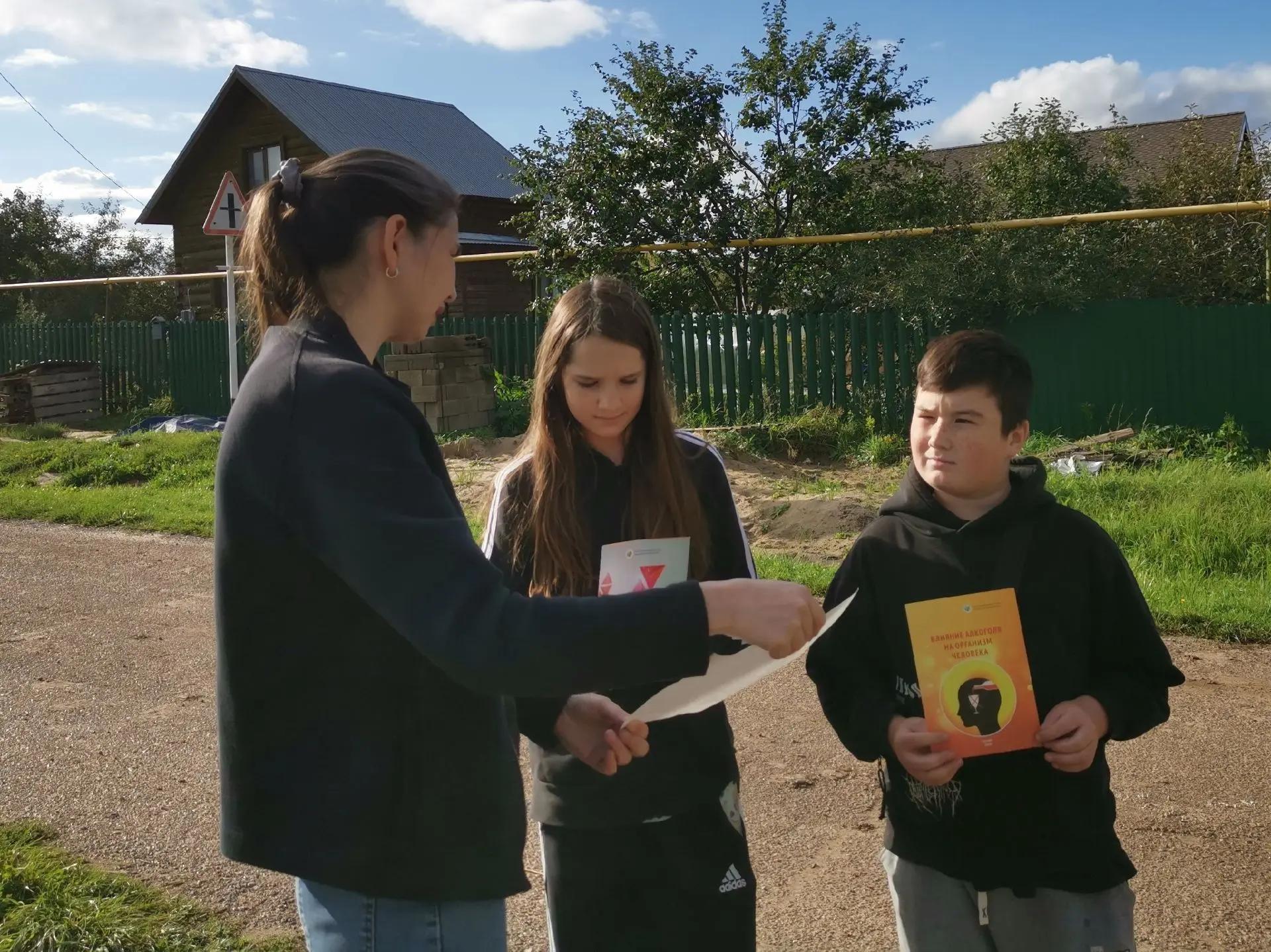 Яшүсмерләр шулай ук сөйләшүдә актив катнаштылар, сораулар бирделәр, бәйлелек барлыкка килүнең төп сәбәпләре, наркотик матдәләр, алкоголь куллану сәбәпләре һәм бу матдәләрне куллануның нәтиҗәсе турында фикер алыштылар