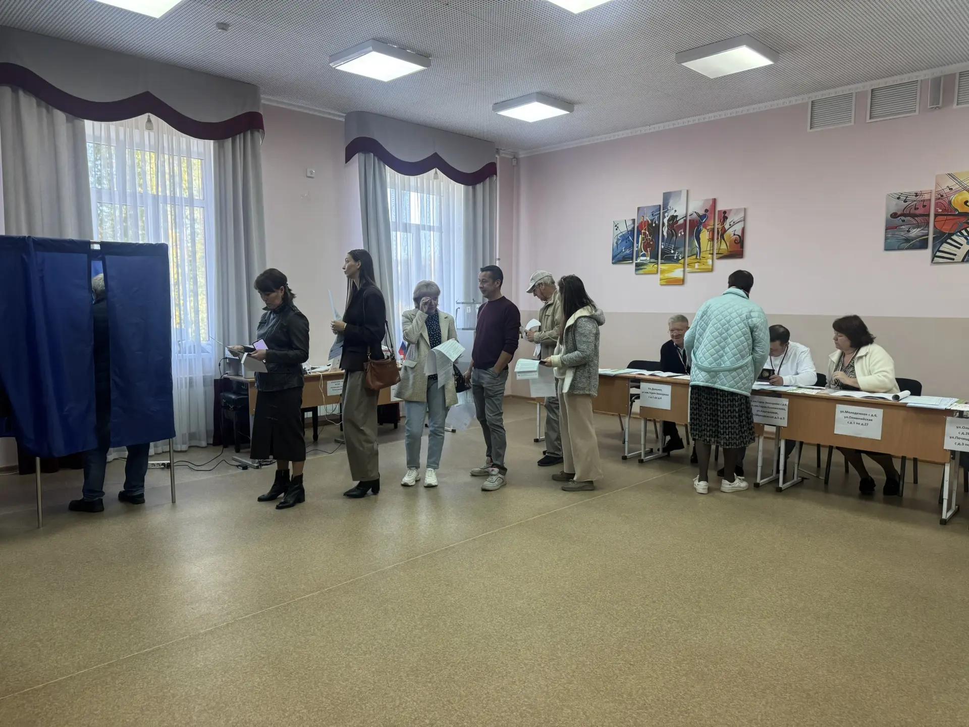 У входа в Детскую школу искусств, где расположен один из избирательных участков, уже с утра было оживлённо