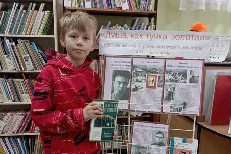 На выставке представлены повести «Солдат и мальчик» и «Ночевала тучка золотая». 