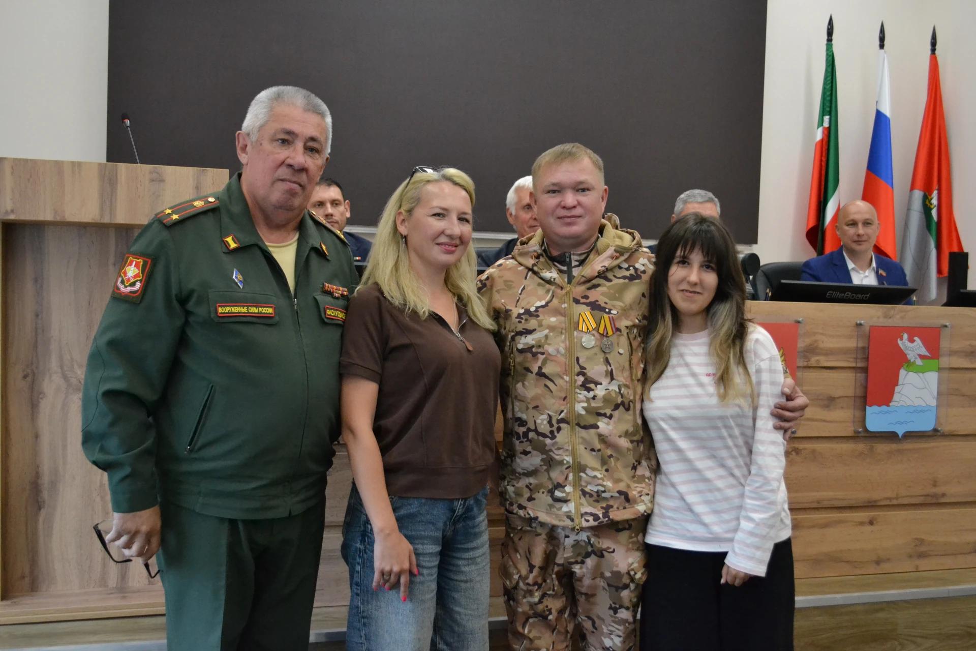 Кирилл Логинов с супругой Дианой ремонтирует дом в Печищах и готовится к чемпионату России по кибатлетике.