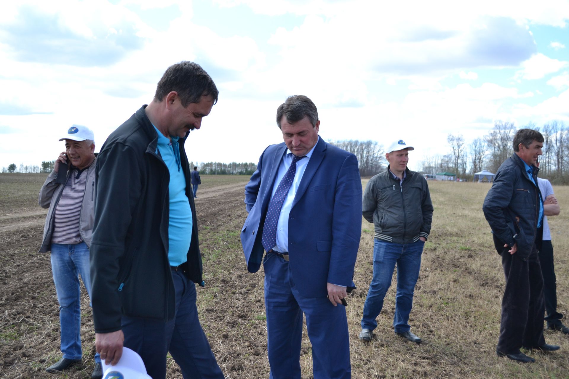Марат Ахметов ознакомился с ходом весенне-полевых работ в Верхнеуслонском районе