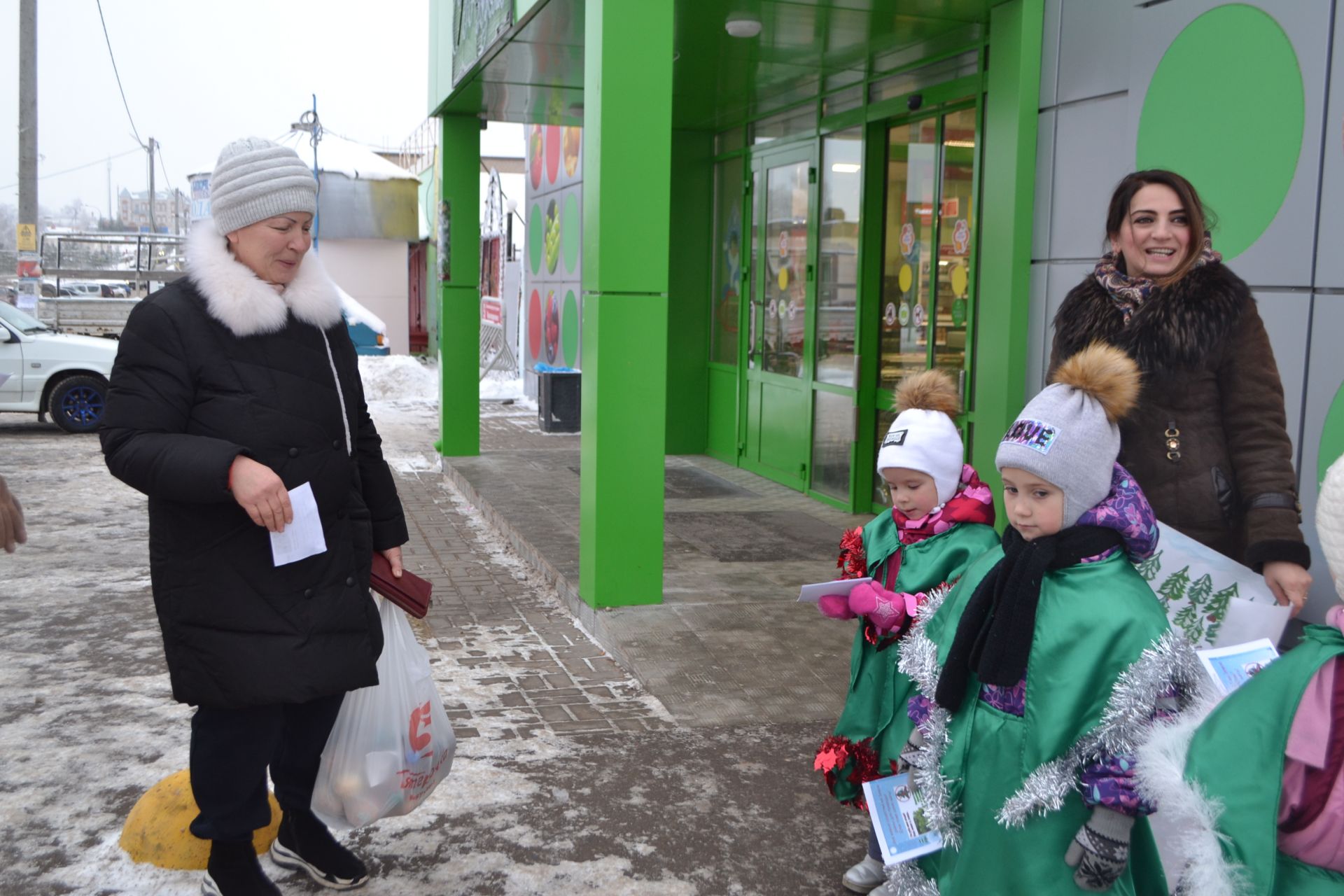 Воспитанники Верхнеуслонского детского сада "Солнышко" провели акцию "Елочка живи"
