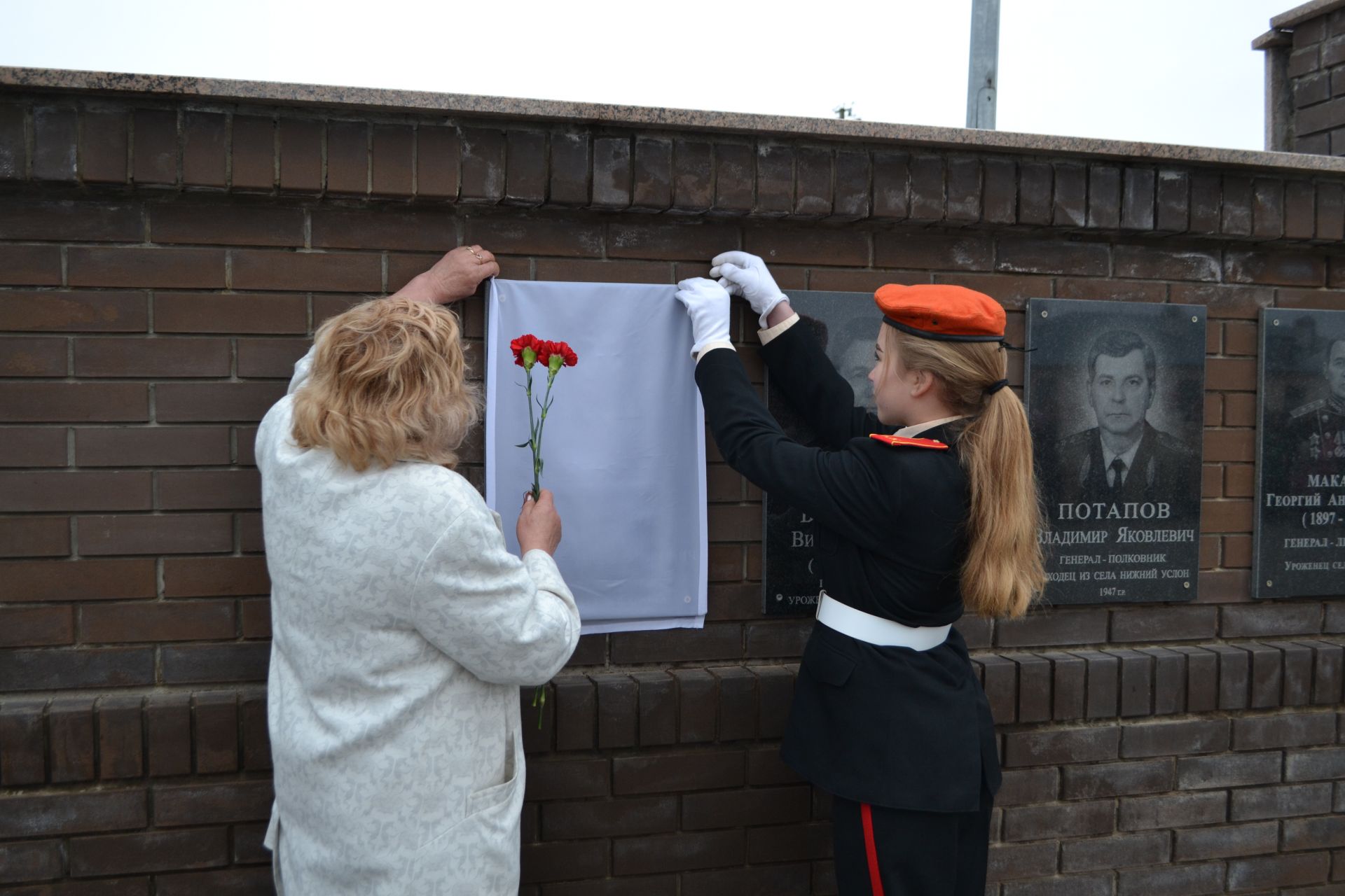 В Верхнем Услоне открыли мемориальную доску генералу войск противоракетной и противокосмической обороны Николаю Кислякову