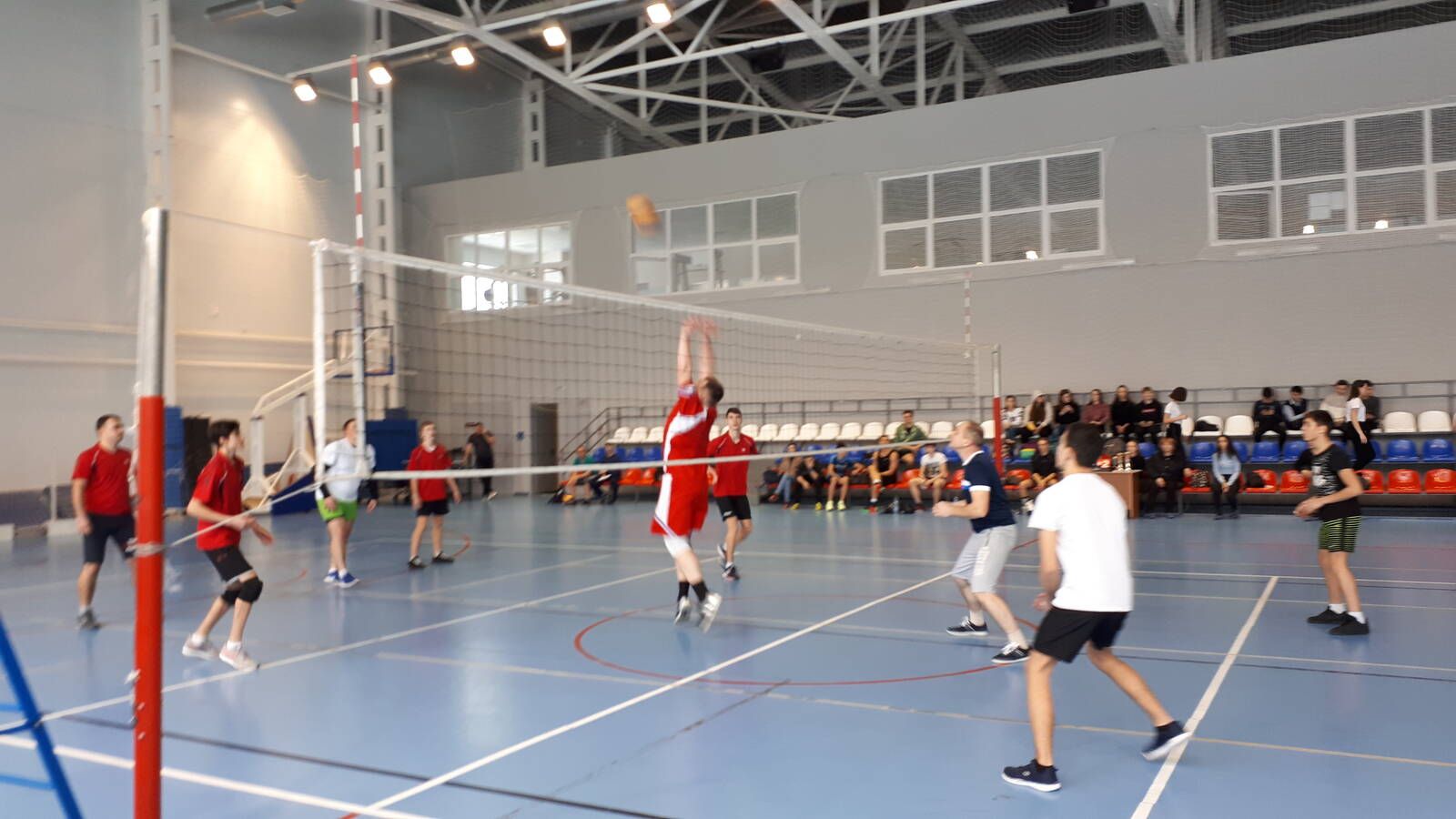 В Верхнем Услон прошли соревнования по волейболу среди родителей и учащихся «Мы вместе»