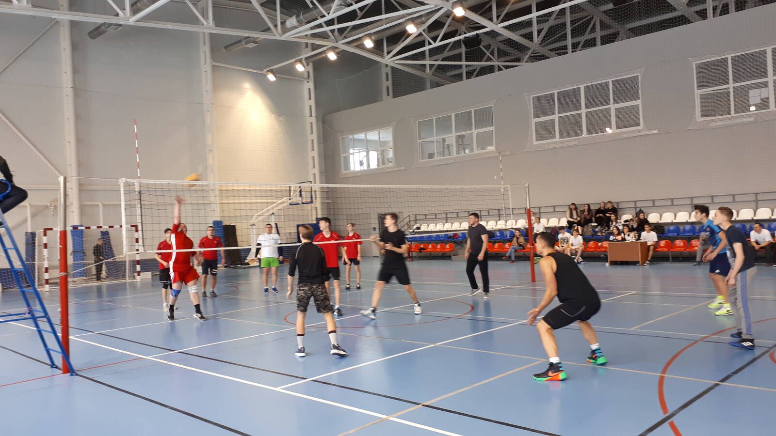В Верхнем Услон прошли соревнования по волейболу среди родителей и учащихся «Мы вместе»