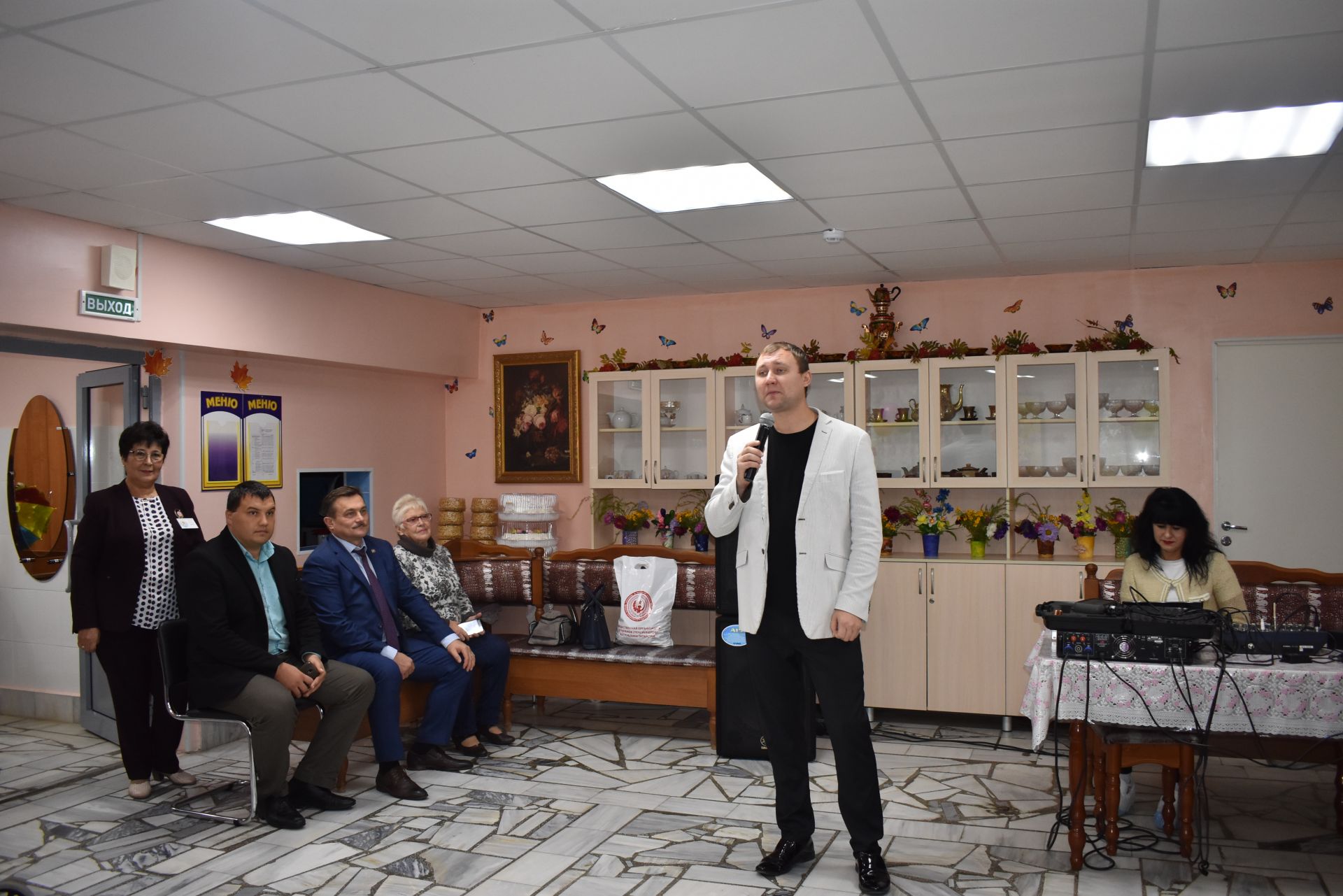 Глава района Марат Зиатдинов поздравил с праздником жителей Дома-интерната