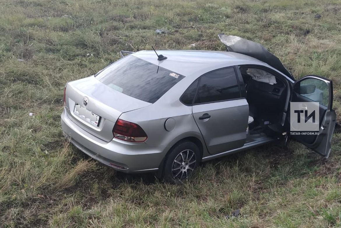 В Татарстане водитель легкового авто погиб, вылетев в лоб встречной фуре (фото)