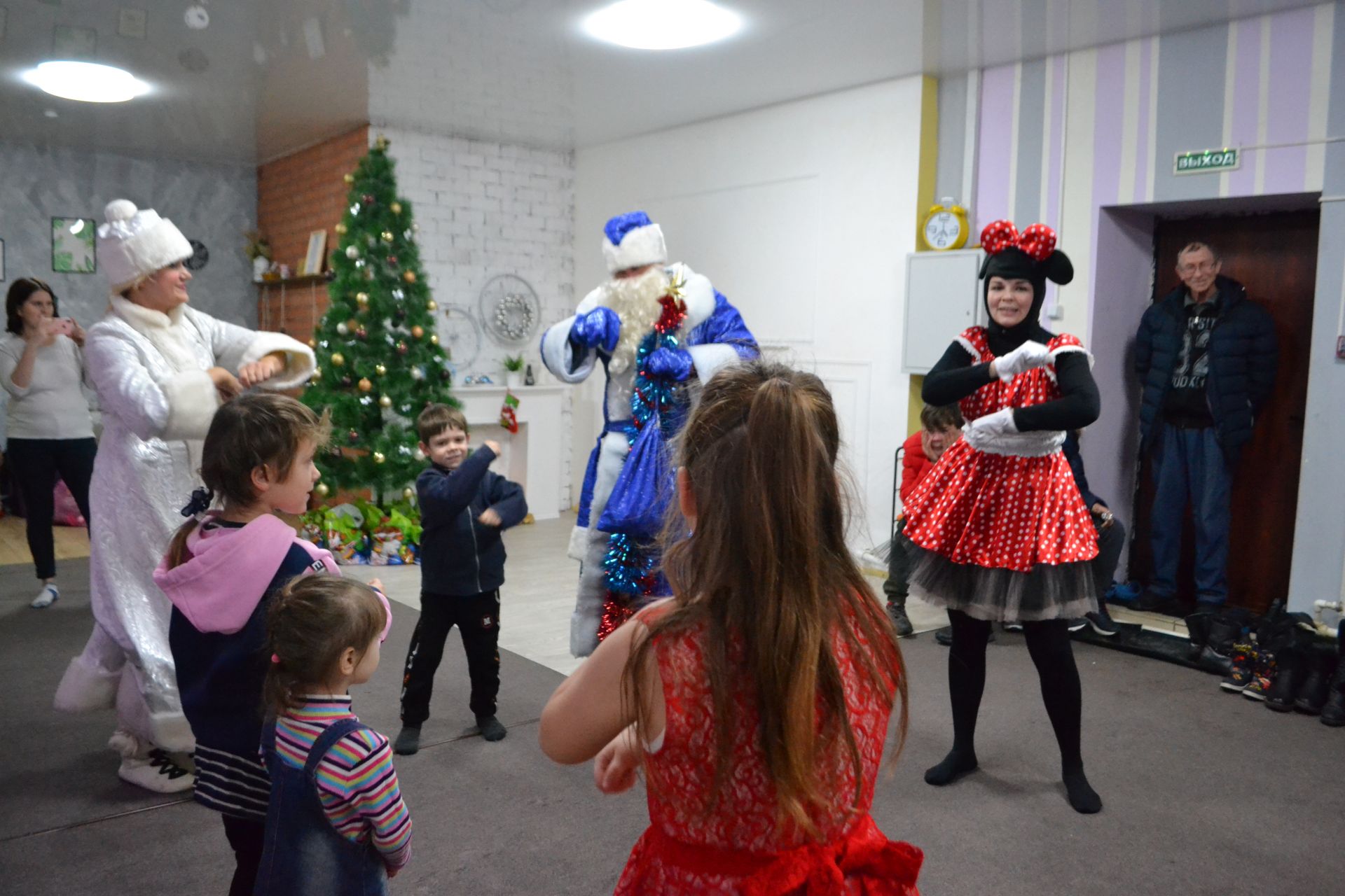 И видеть приятно счастливые глаза детей: череду новогодних праздников, открыла благотворительная елка для детворы