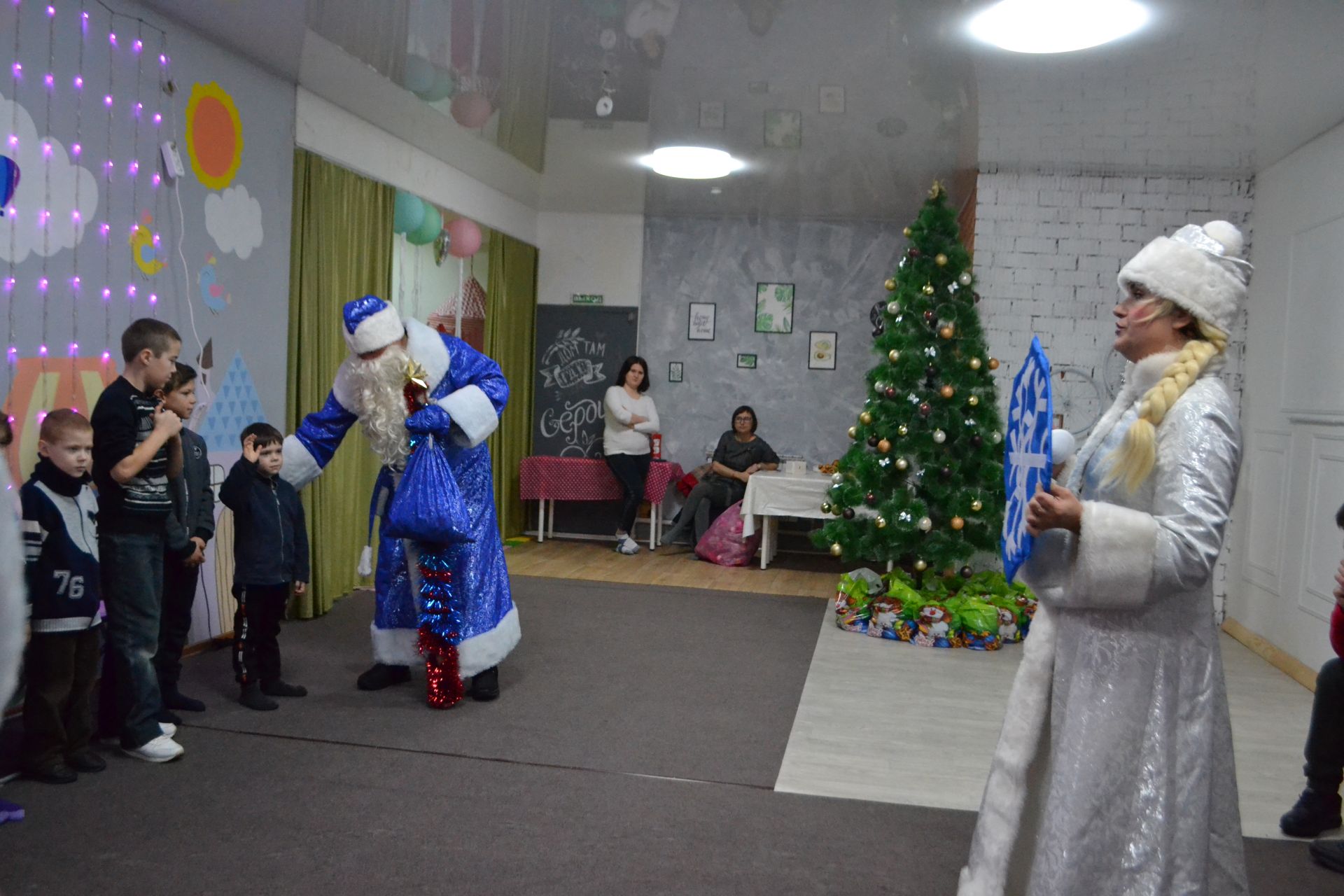 И видеть приятно счастливые глаза детей: череду новогодних праздников, открыла благотворительная елка для детворы