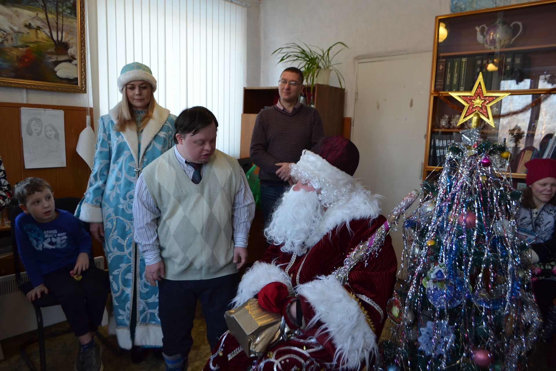 В чудеса поверили даже взрослые - В редакции газеты "Волжская новь" прошла благотворительная новогодняя елка