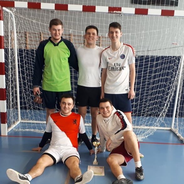 Бывшие выпускники Верхнеуслонской гимназии не утратили свою спортивную сноровку, выиграв соревнования по мини-футболу