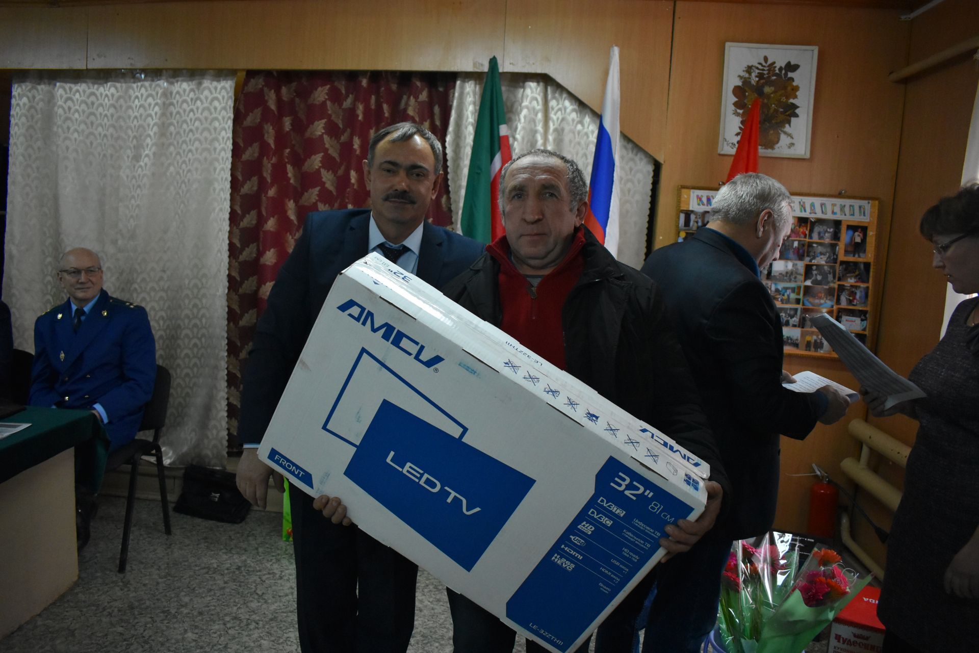 В Ямбулатове  на сходе граждан передовикам хозяйства дарили телевизоры и стиральные машины