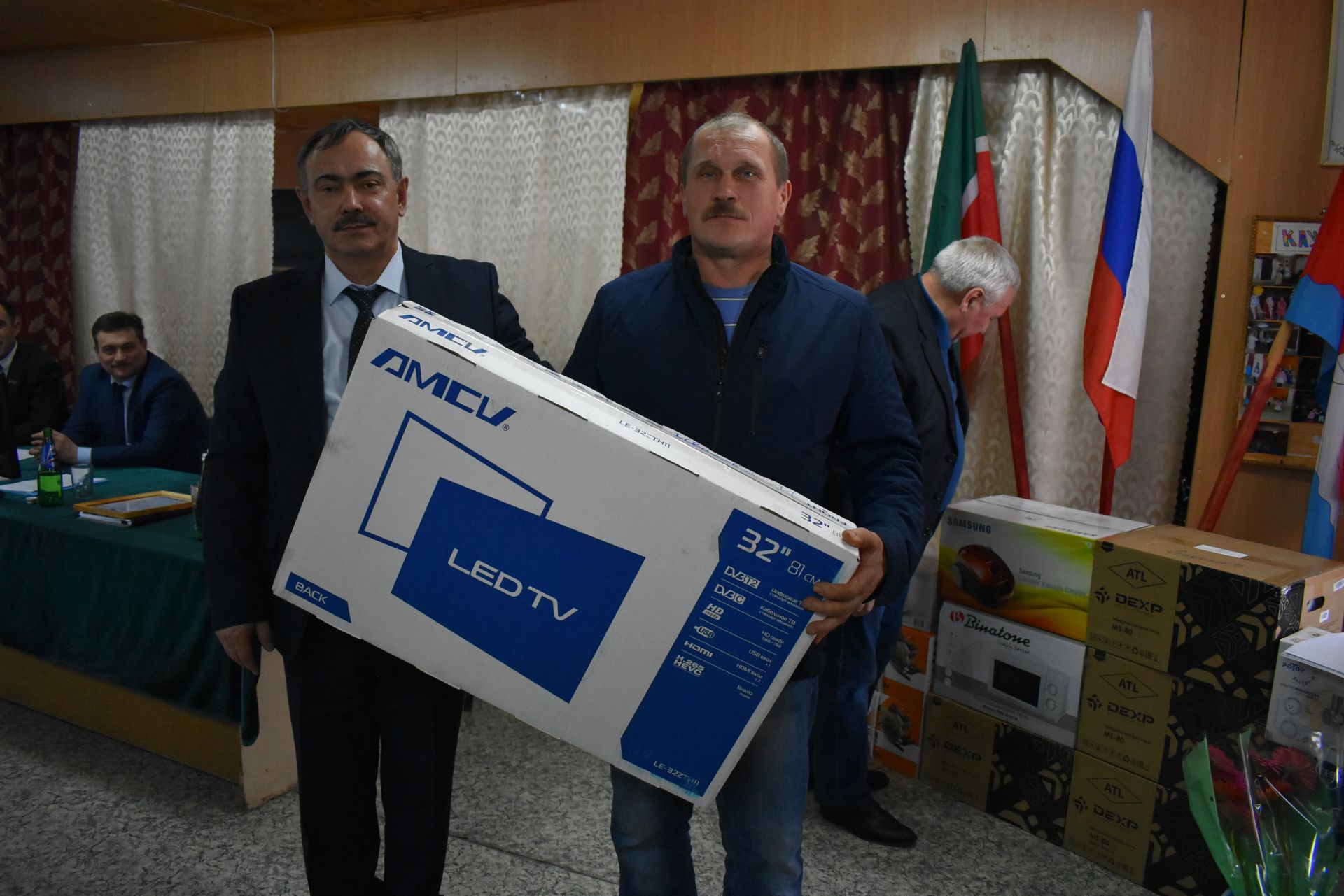 В Ямбулатове  на сходе граждан передовикам хозяйства дарили телевизоры и стиральные машины