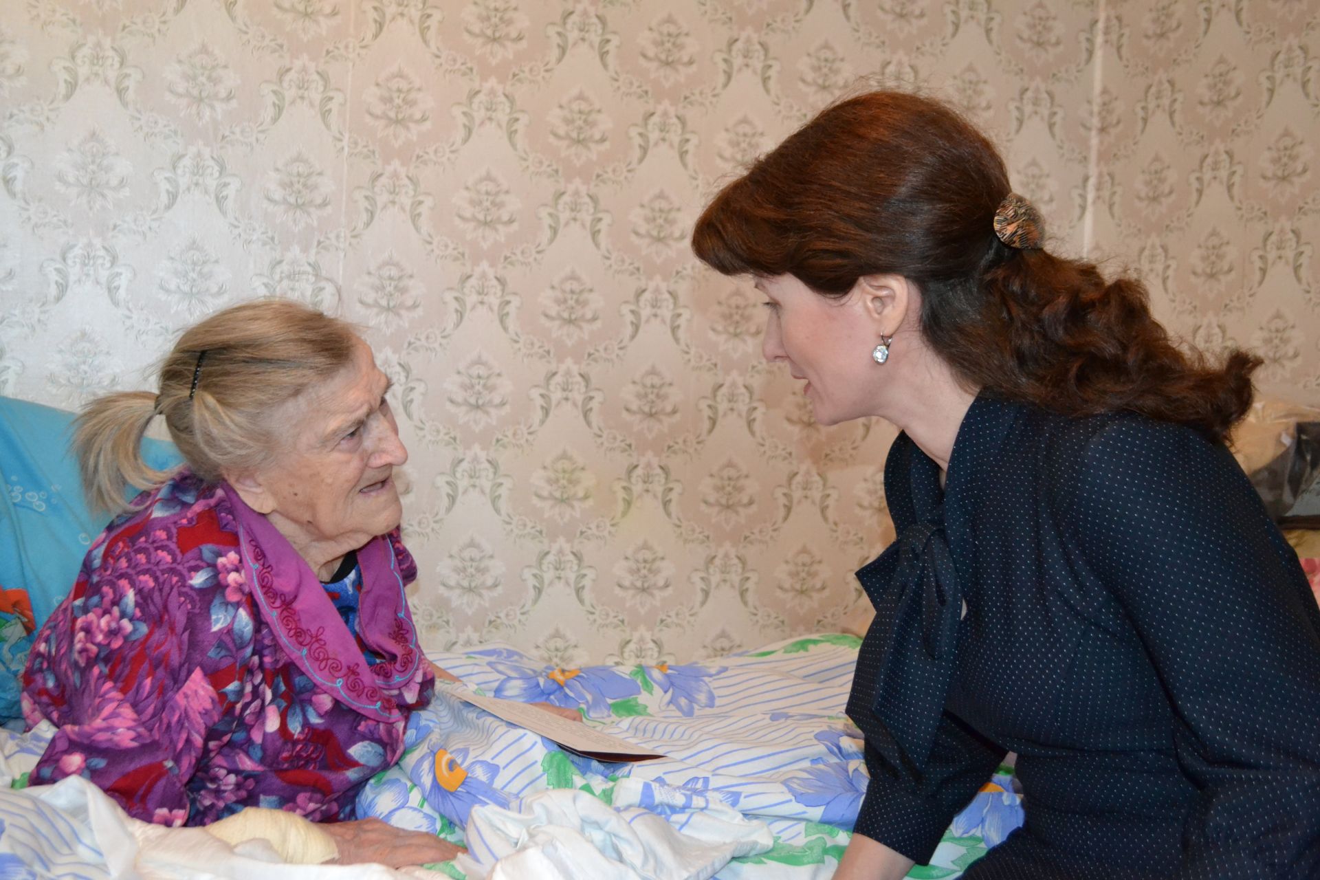 Глава района Марат Зиатдинов поздравил с 90-летием жительницу Печищ Анну Морякину