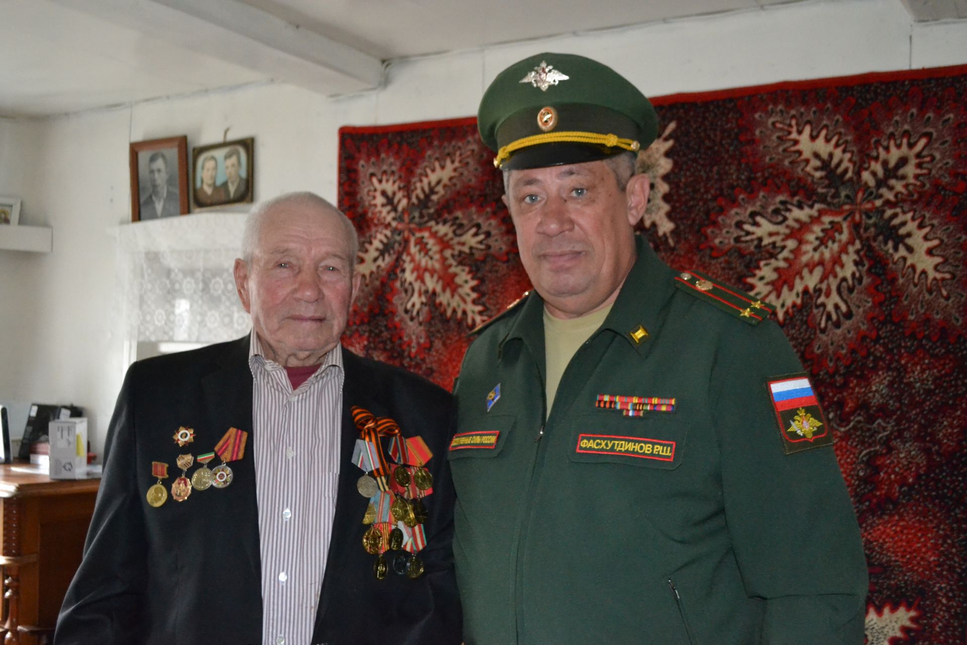 Ветеран войны Вениамин Петров встретил гостей при полном параде