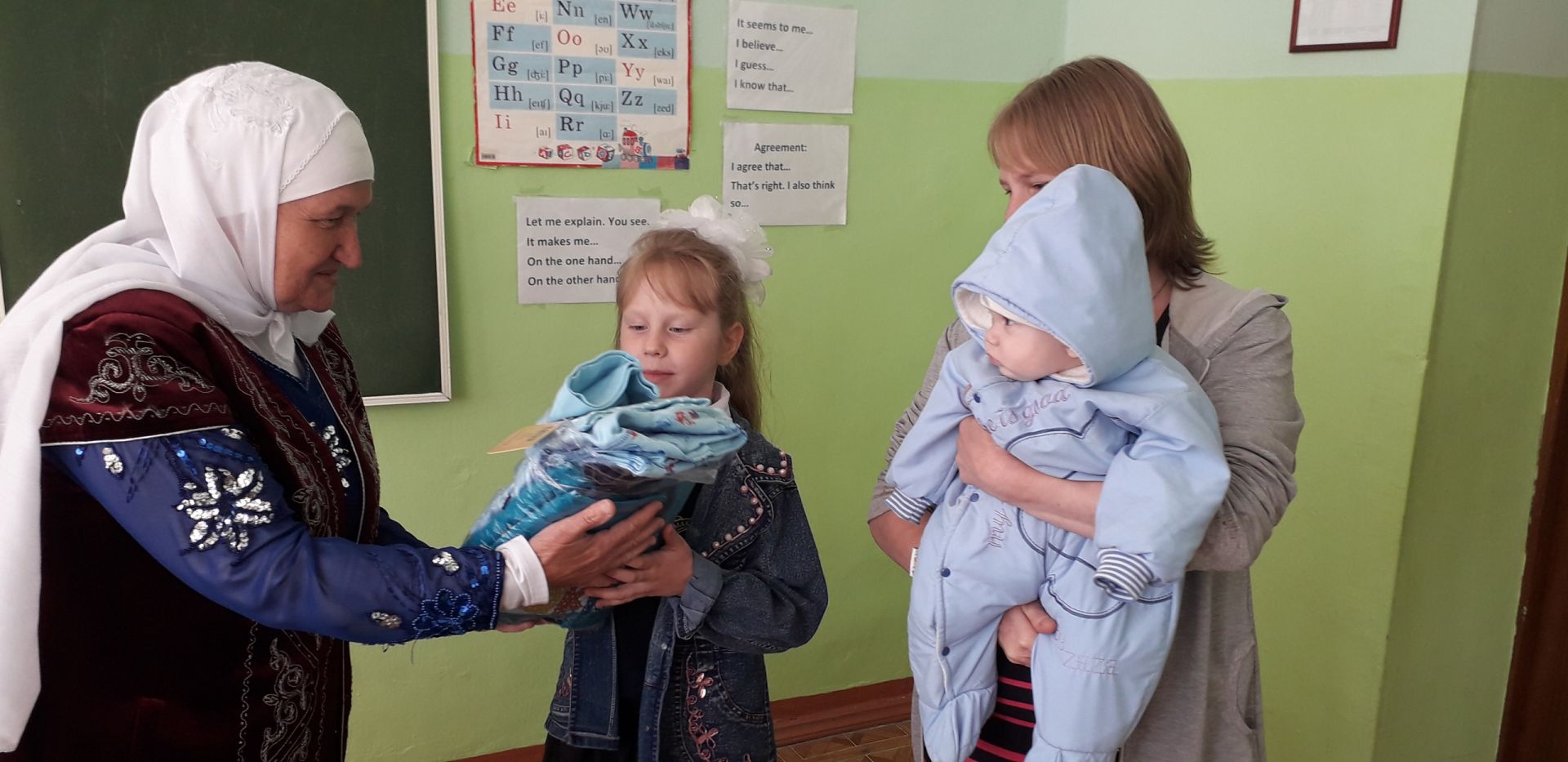 Пусть в наших сердцах всегда будет место милосердию: Союз мусульманок Татарстана дарит подарки верхнеуслонским детям