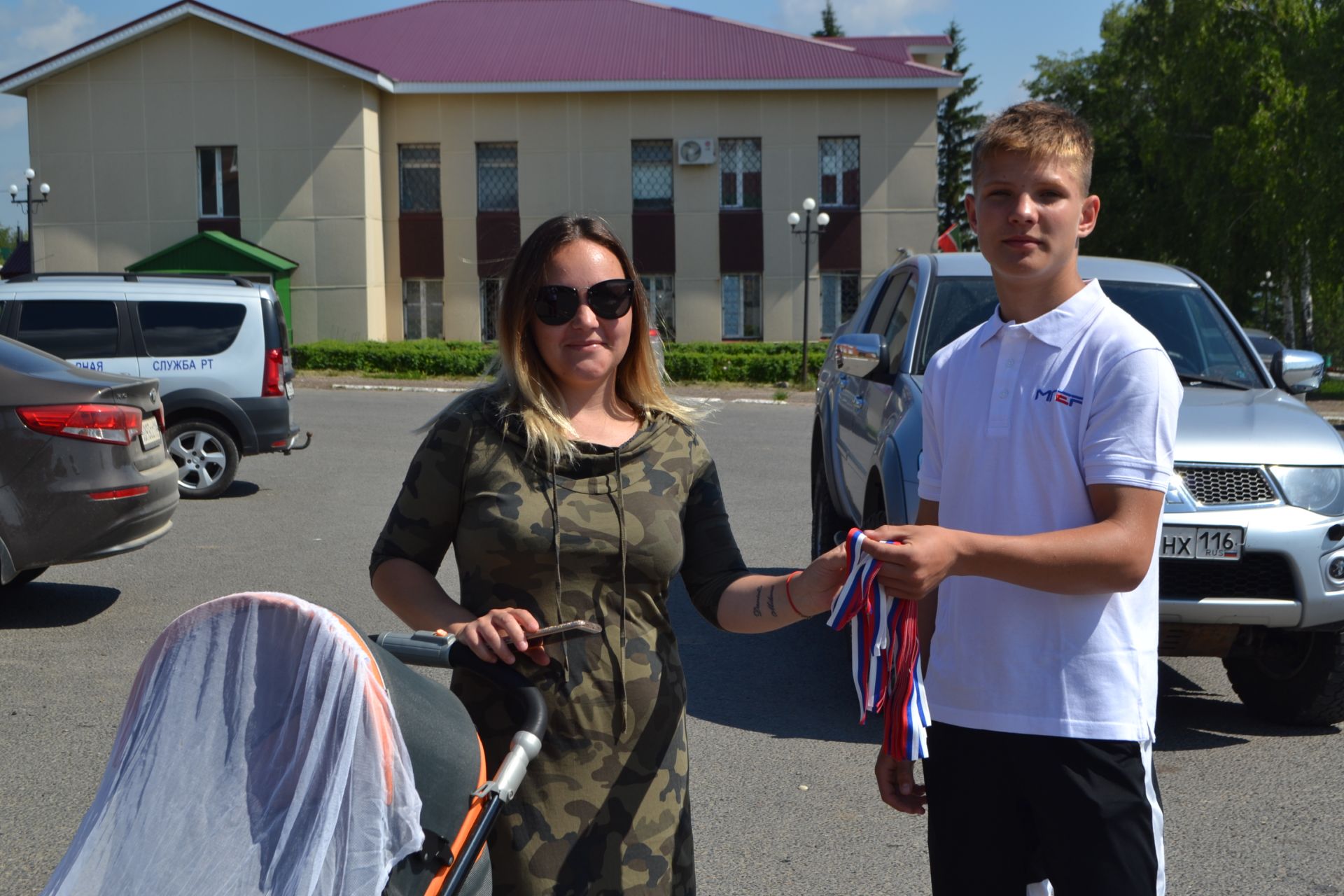 Активисты Юнармии и Молодой гвардии раздавали верхнеуслонцам бело-сине-красные ленточки, символизирующие российский триколор