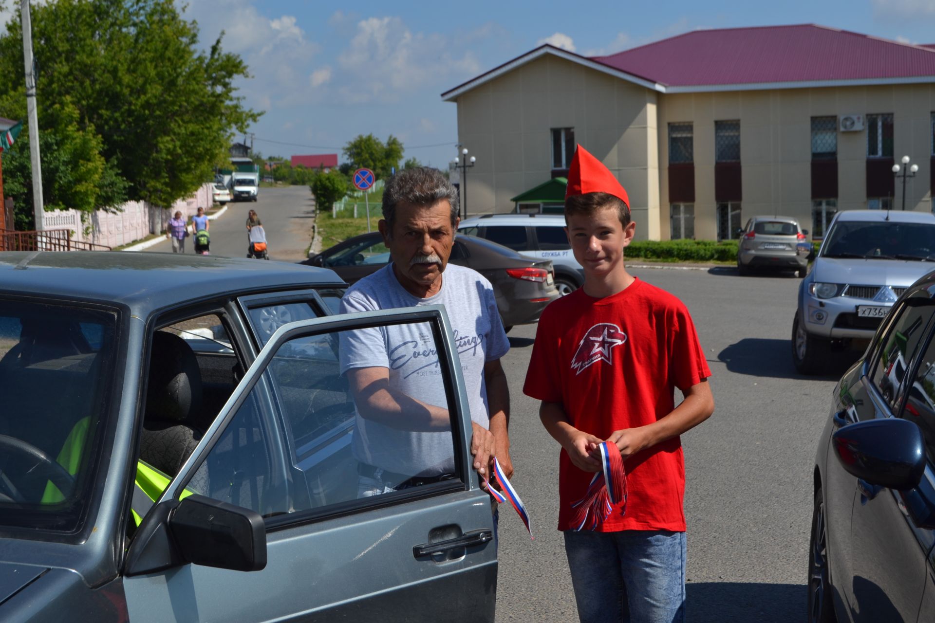 Активисты Юнармии и Молодой гвардии раздавали верхнеуслонцам бело-сине-красные ленточки, символизирующие российский триколор