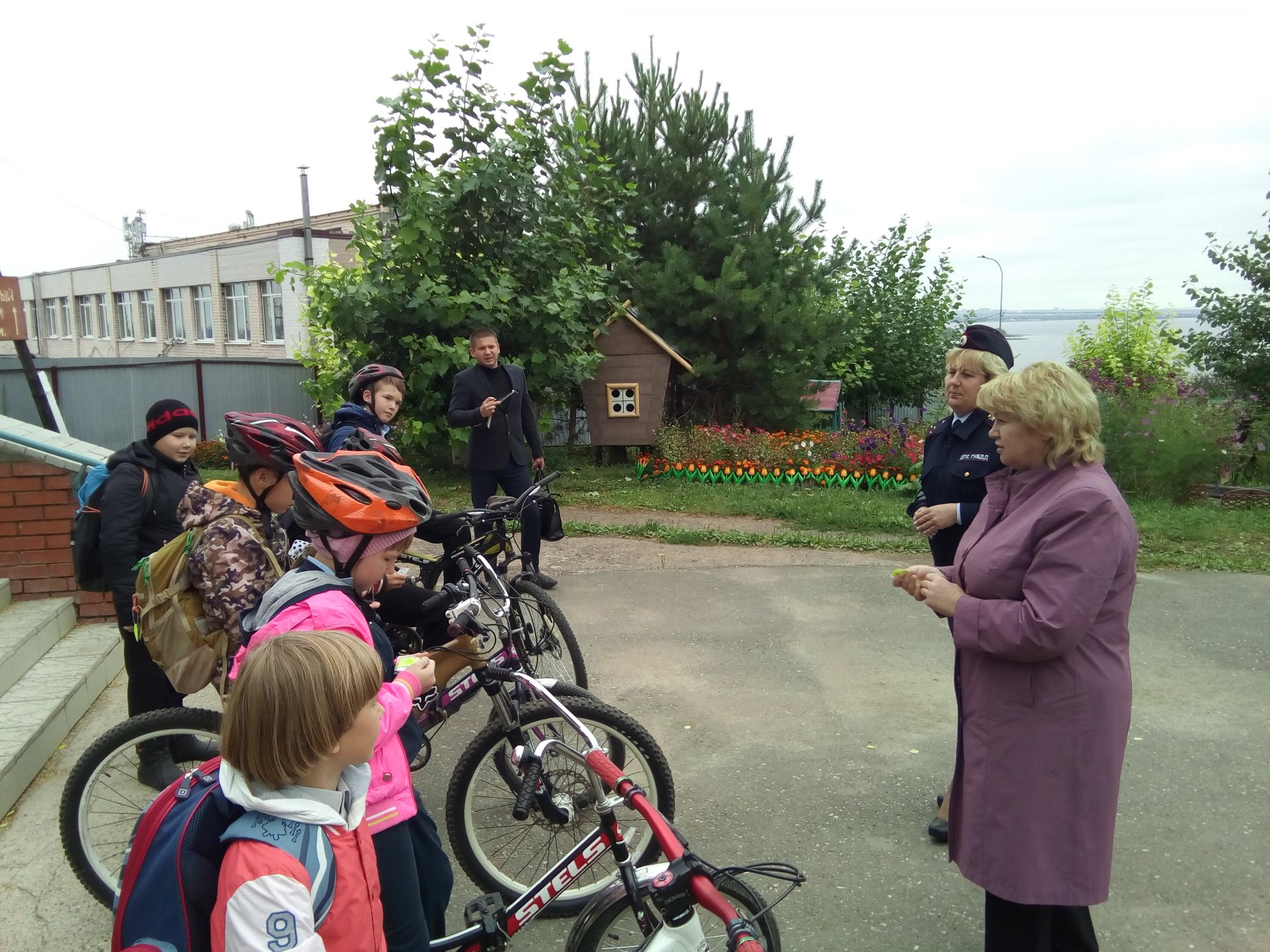 Депутат поможет приобрести школе велосипеды