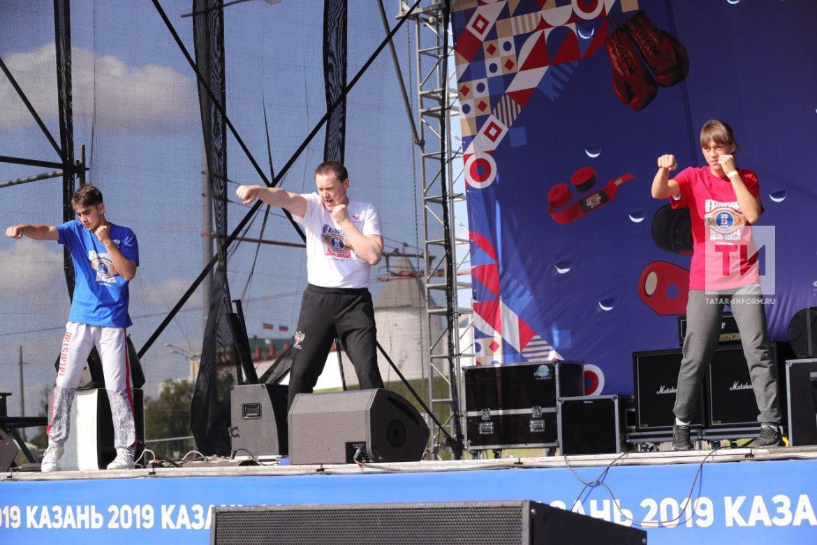 Более 2 тыс. человек приняли участие в тренировке по боксу на площади Тысячелетия в Казани