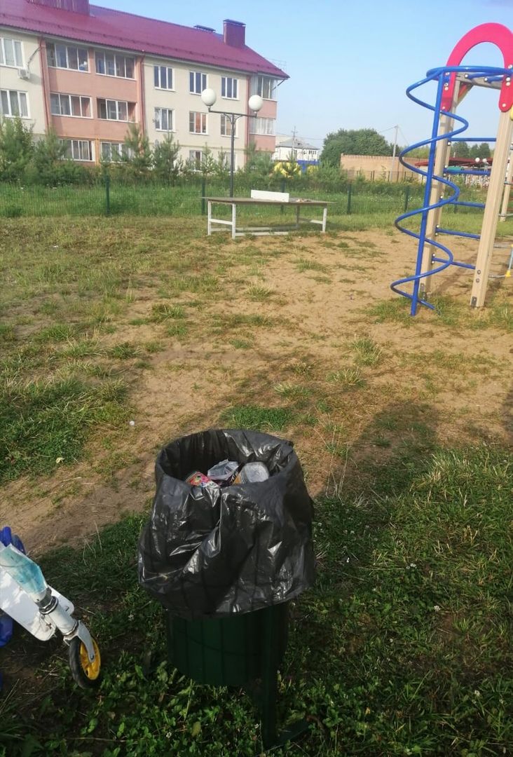 Как на одной из детских площадок в Верхнем Услоне, по просьбе родителей появилась урна для мусора