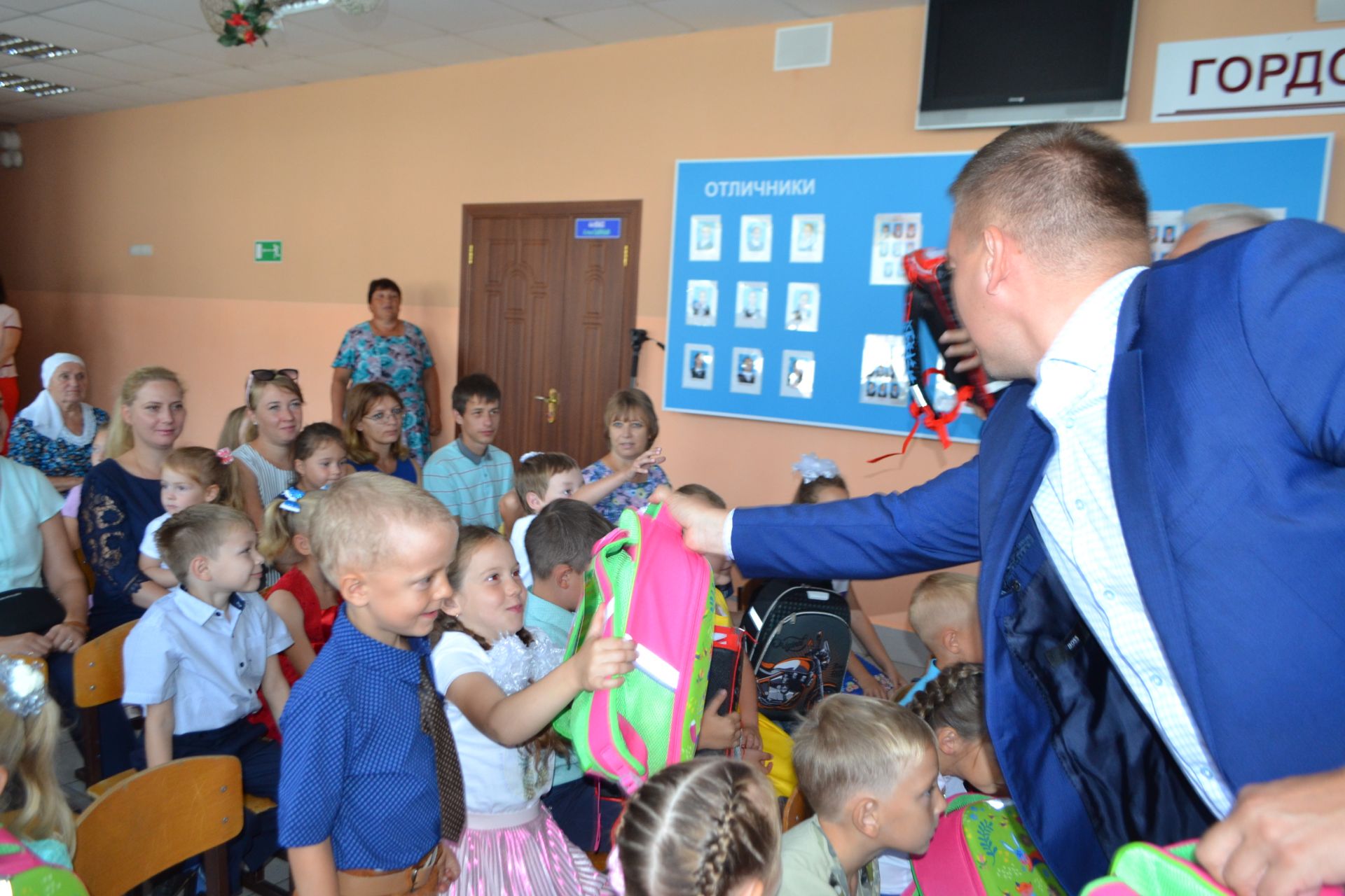 Помоги собраться в школу: 37 будущих первоклассников Верхнеуслонского района получили портфели