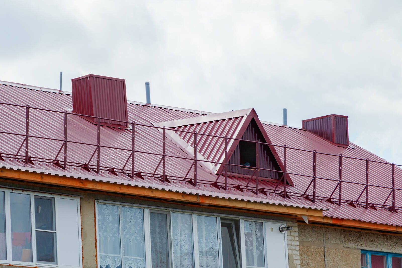 Капитальный ремонт крыши дома в Верхнем Услоне по улице Заовражная близится к завершению