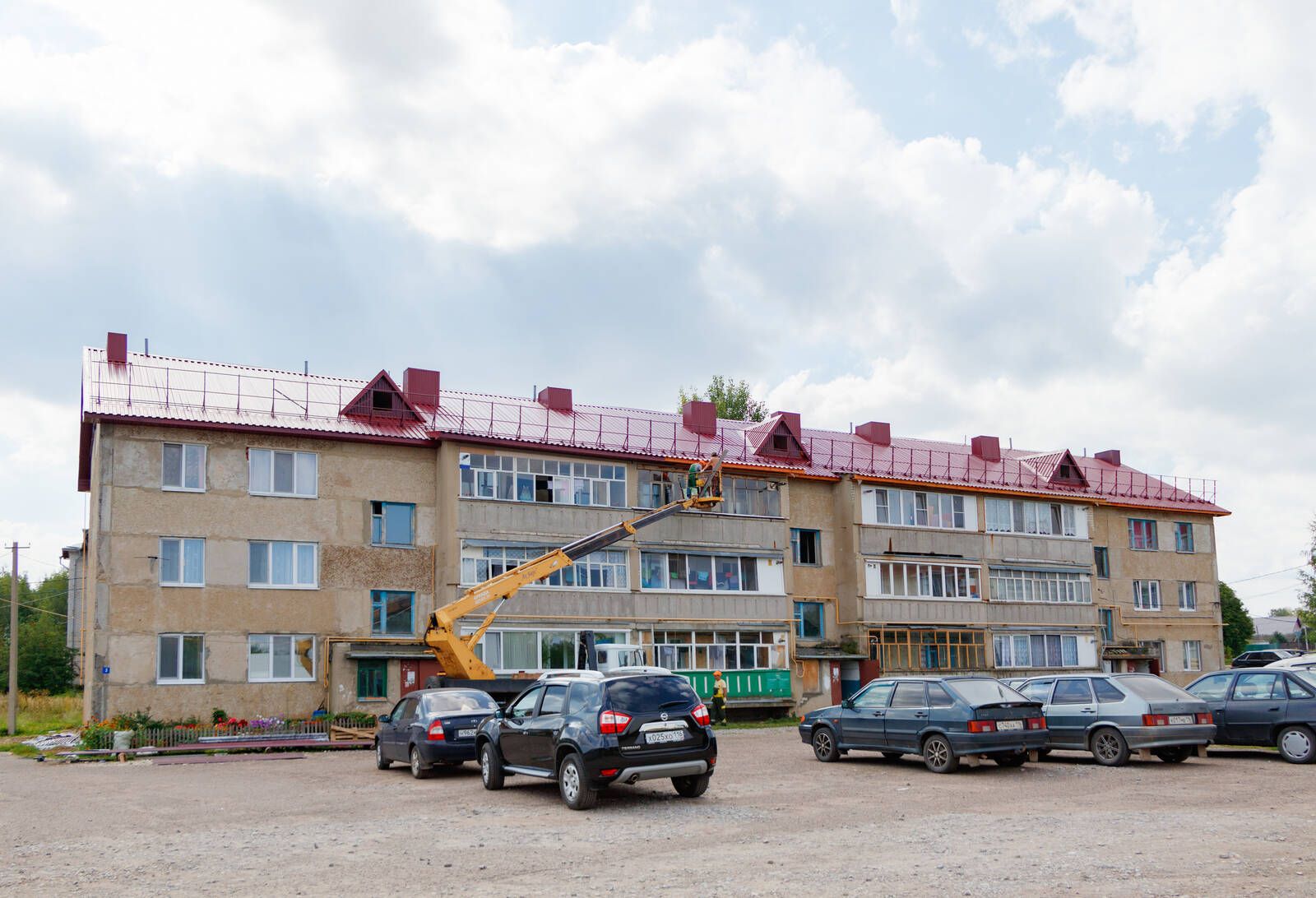 Капитальный ремонт крыши дома в Верхнем Услоне по улице Заовражная близится к завершению