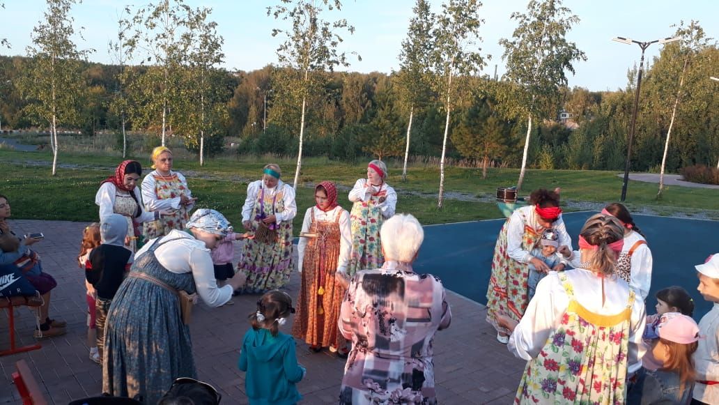 В Парке культуры и отдыха Верхнего Услона для жителей села прошла развлекательная программа «Вставай в хоровод»