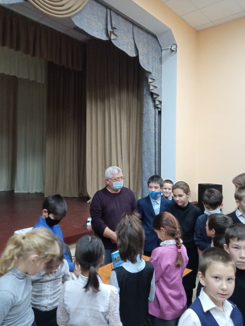 Печищинские школьники встретились с местным поэтом
