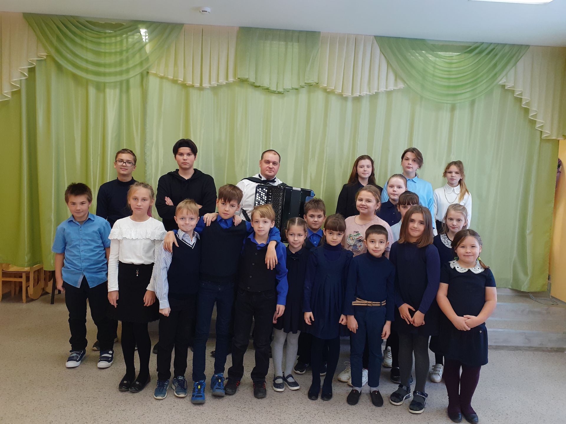 В Нижнеуслонской школе состоялся сольный концерт Виктора Киреева