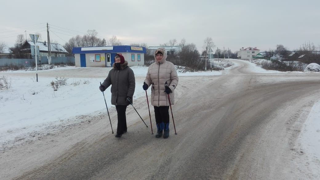 Верхнеуслонские соцработники укрепляют здоровье своих подопечных с помощью скандинавской ходьбы