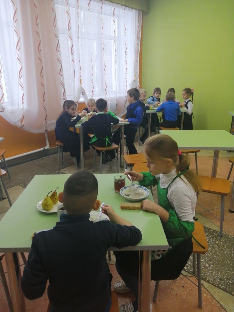 Как кормят в школьных столовых: кураловские школьники рыбе предпочитают сосиску в тесте