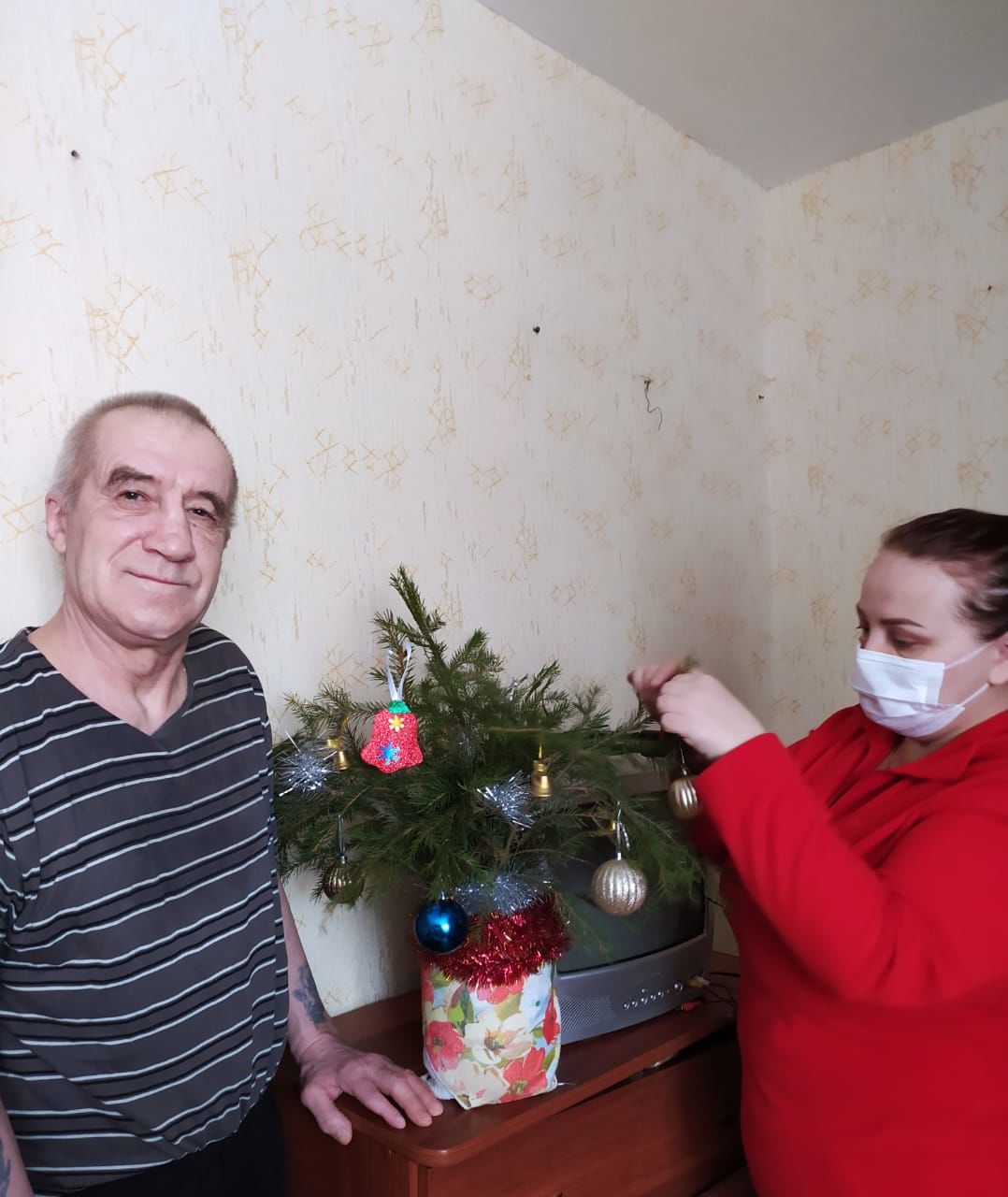 Соцработники помогли своим подопечным украсить новогоднюю елку