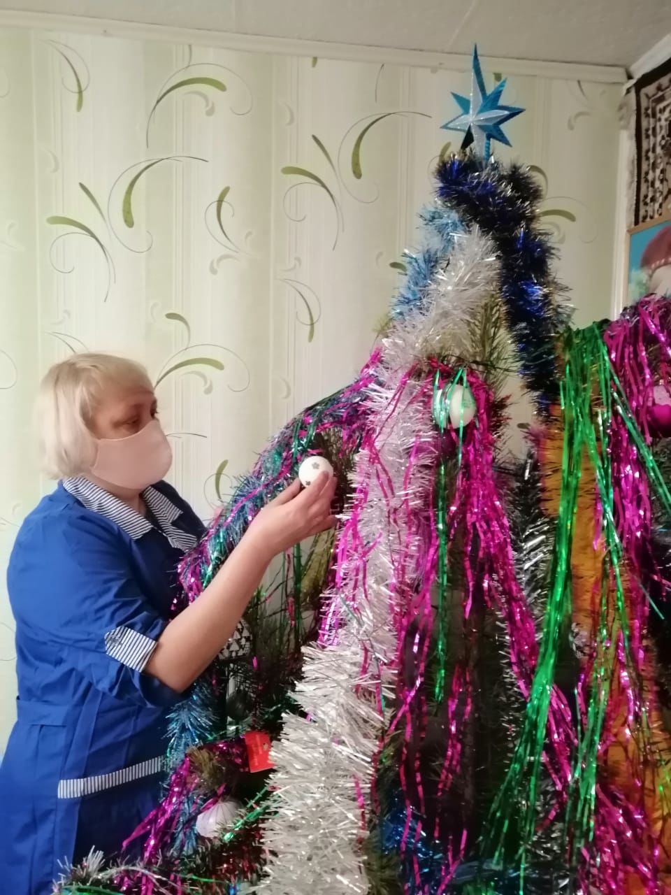 Соцработники помогли своим подопечным украсить новогоднюю елку