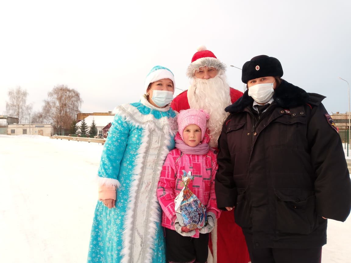 Полицейский Дед Мороз шагает по Верхнеуслонскому району