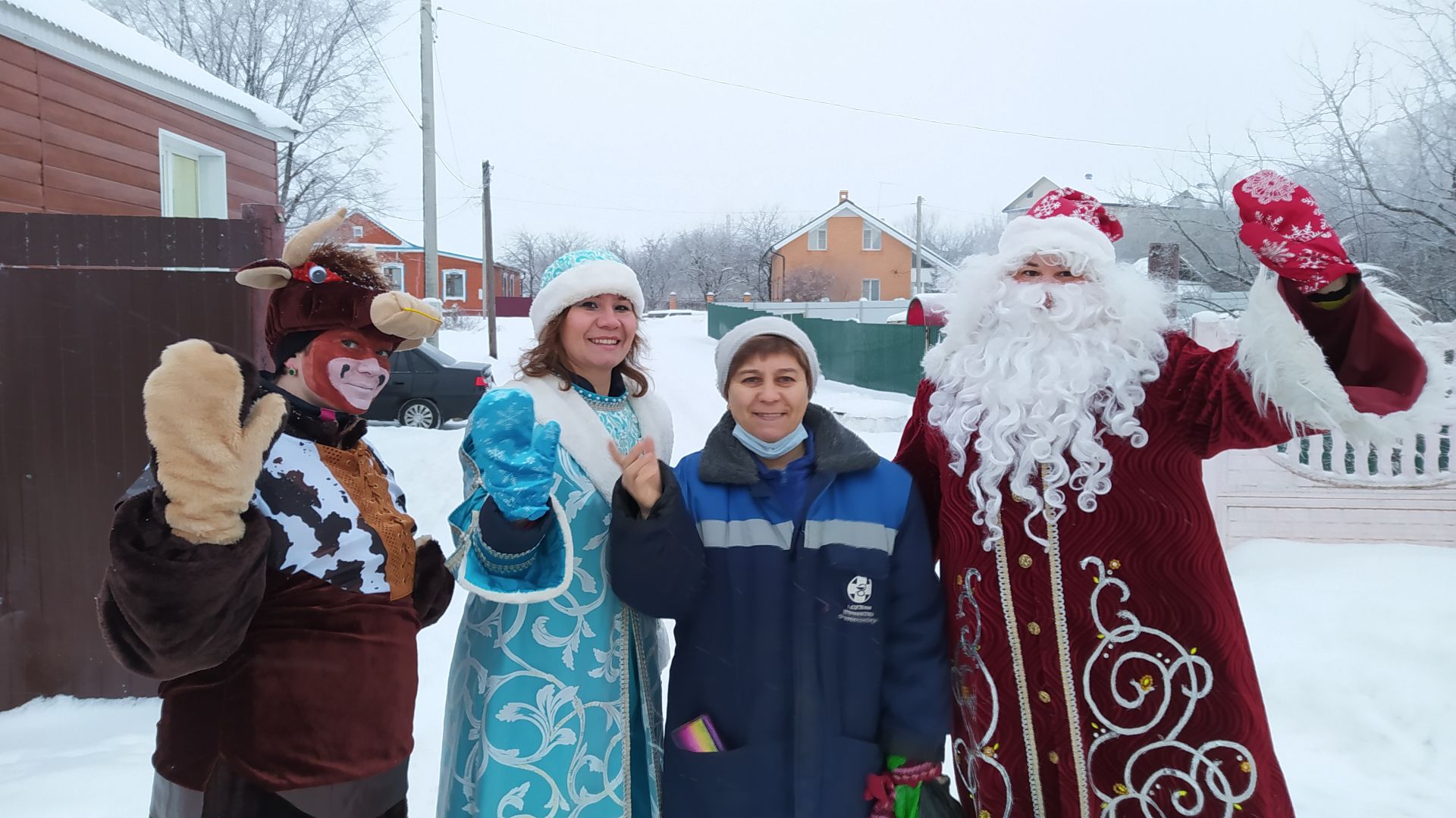 Дед Мороз со Снегурочкой с самого утра поздравляли верхнеуслонцев с наступающим Новым годом