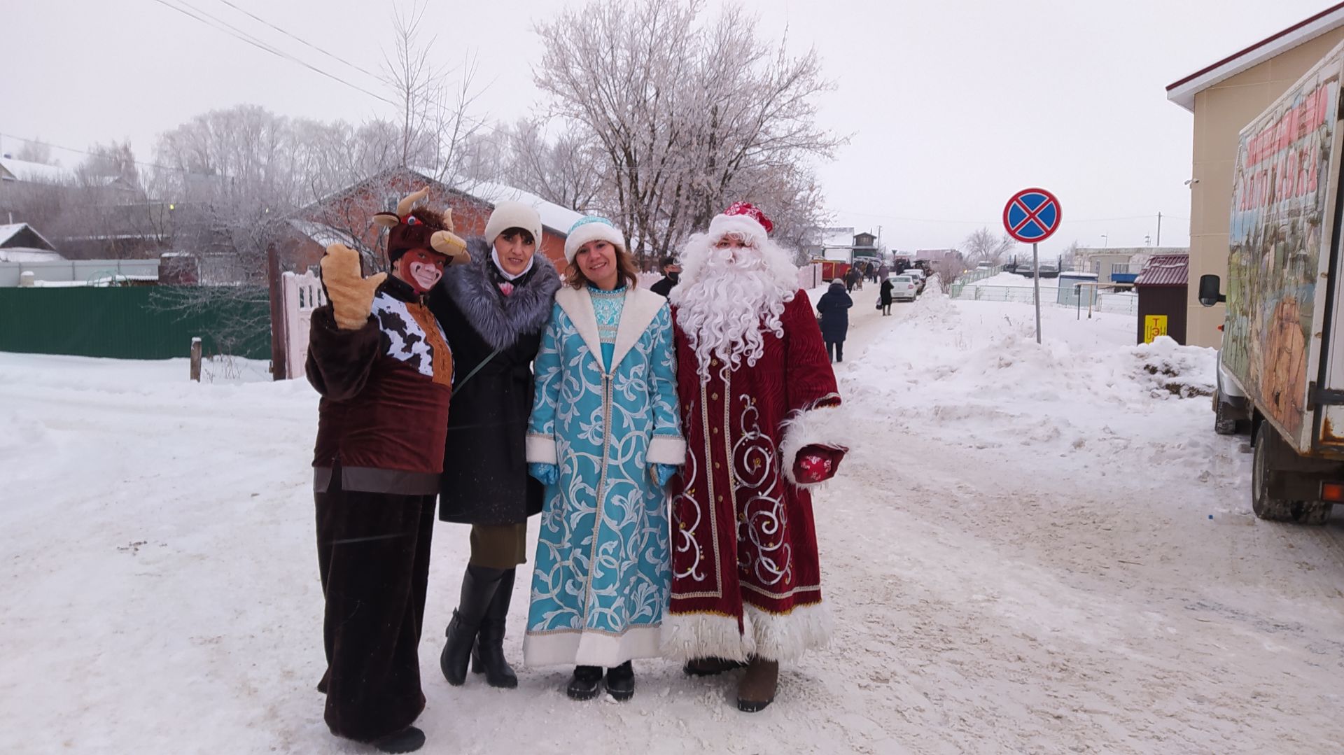 Дед Мороз со Снегурочкой с самого утра поздравляли верхнеуслонцев с наступающим Новым годом