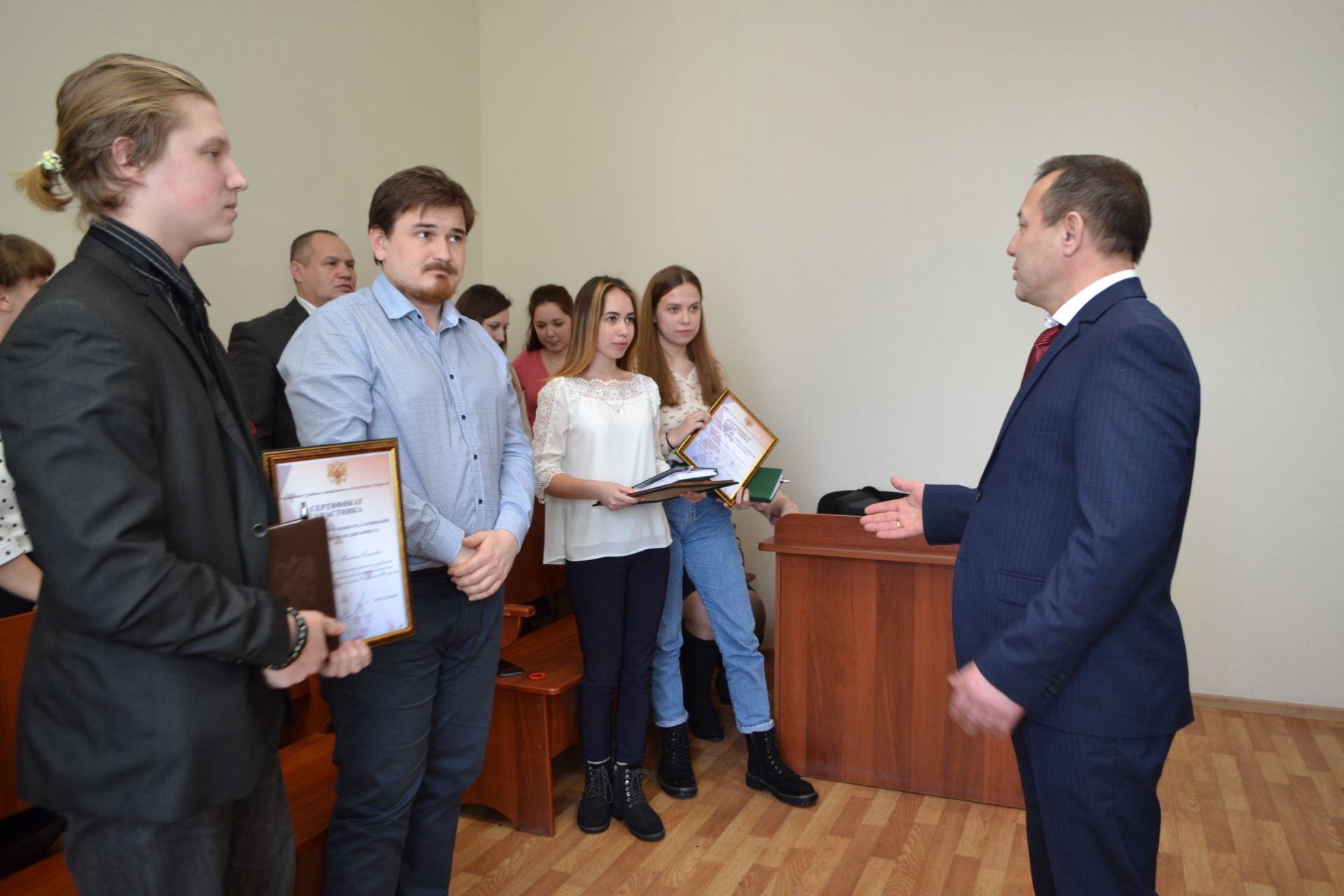 Председатель Верхнеуслонского районного суда вручил троим школьникам Сертификаты за участие в конкурсе