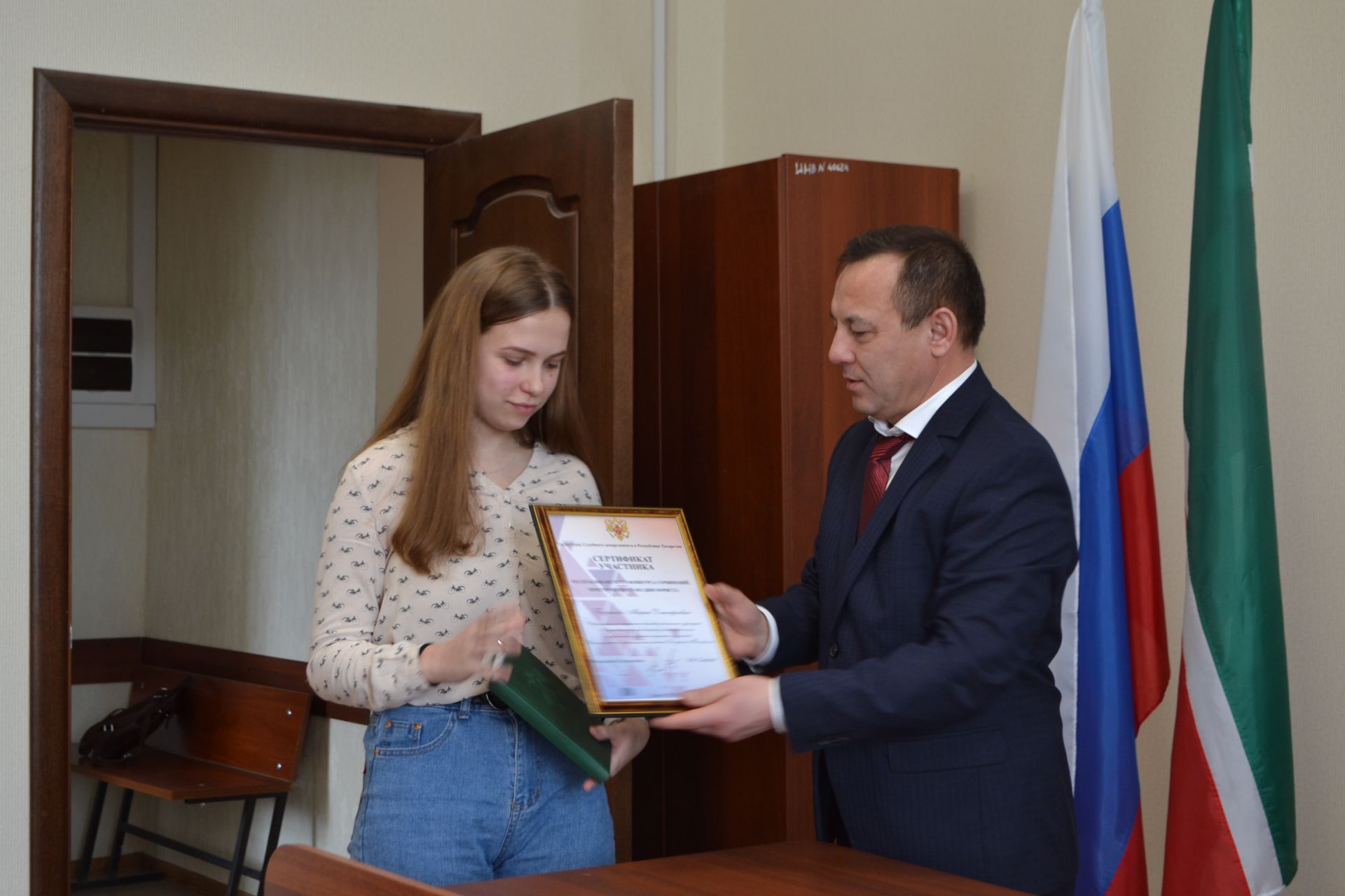 Председатель Верхнеуслонского районного суда вручил троим школьникам Сертификаты за участие в конкурсе
