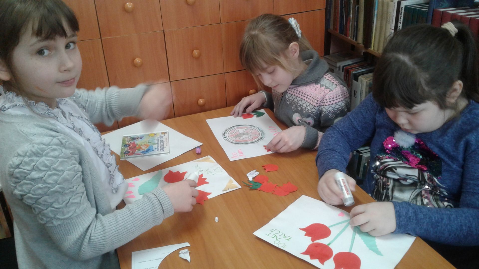 Юные читатели Матюшинской библиотеки присоединились к районной акции «Лучшая поздравительная открытка с логотипом ТАССР»