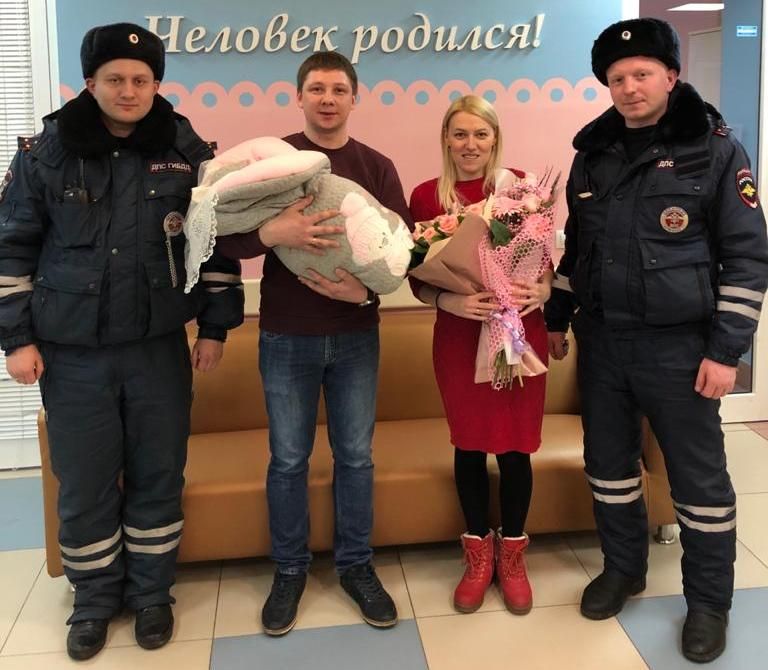 В Татарстане сотрудники ГИБДД помогли добраться до больницы женщине, у которой начались роды