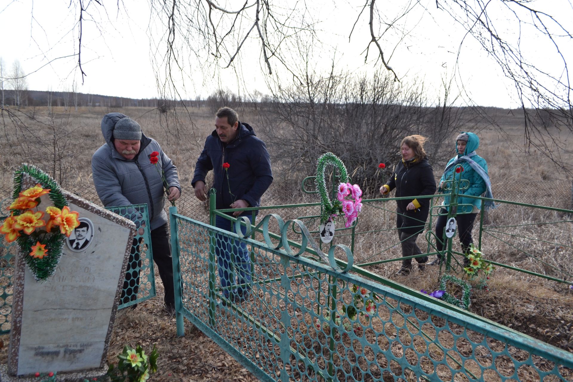 Воины интернационалисты и общественники навестили могилу прапорщика Анатолия Казакова