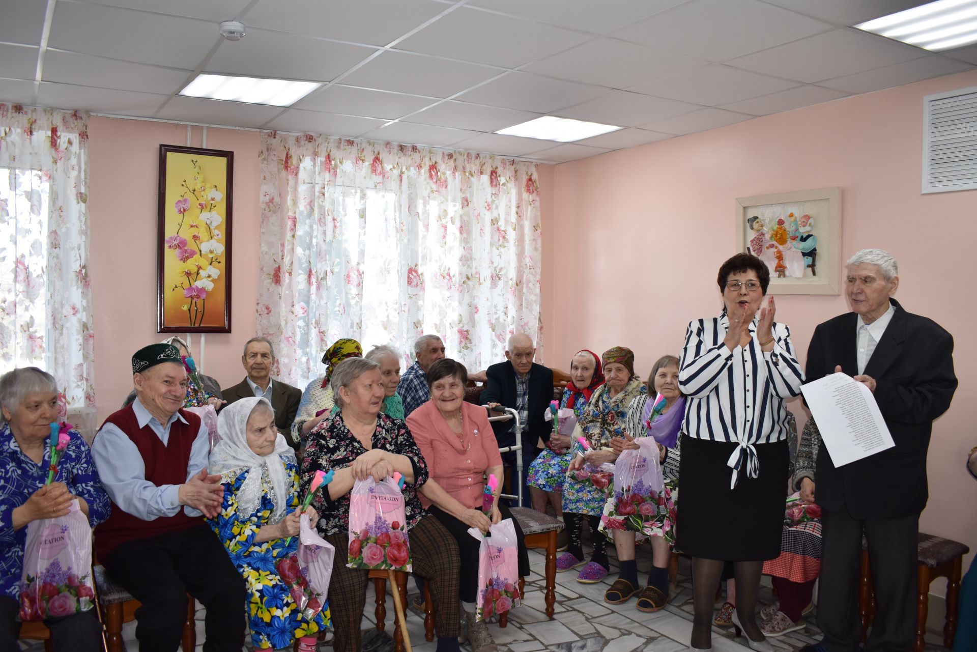 Коллектив Казанского энергоуниверситета поздравил бабушек в Верхнеуслонском доме-интернате