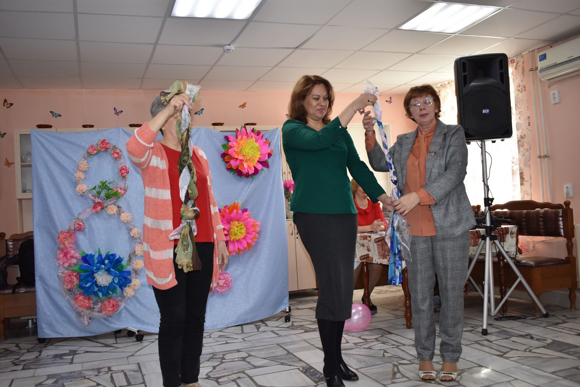 Коллектив Казанского энергоуниверситета поздравил бабушек в Верхнеуслонском доме-интернате
