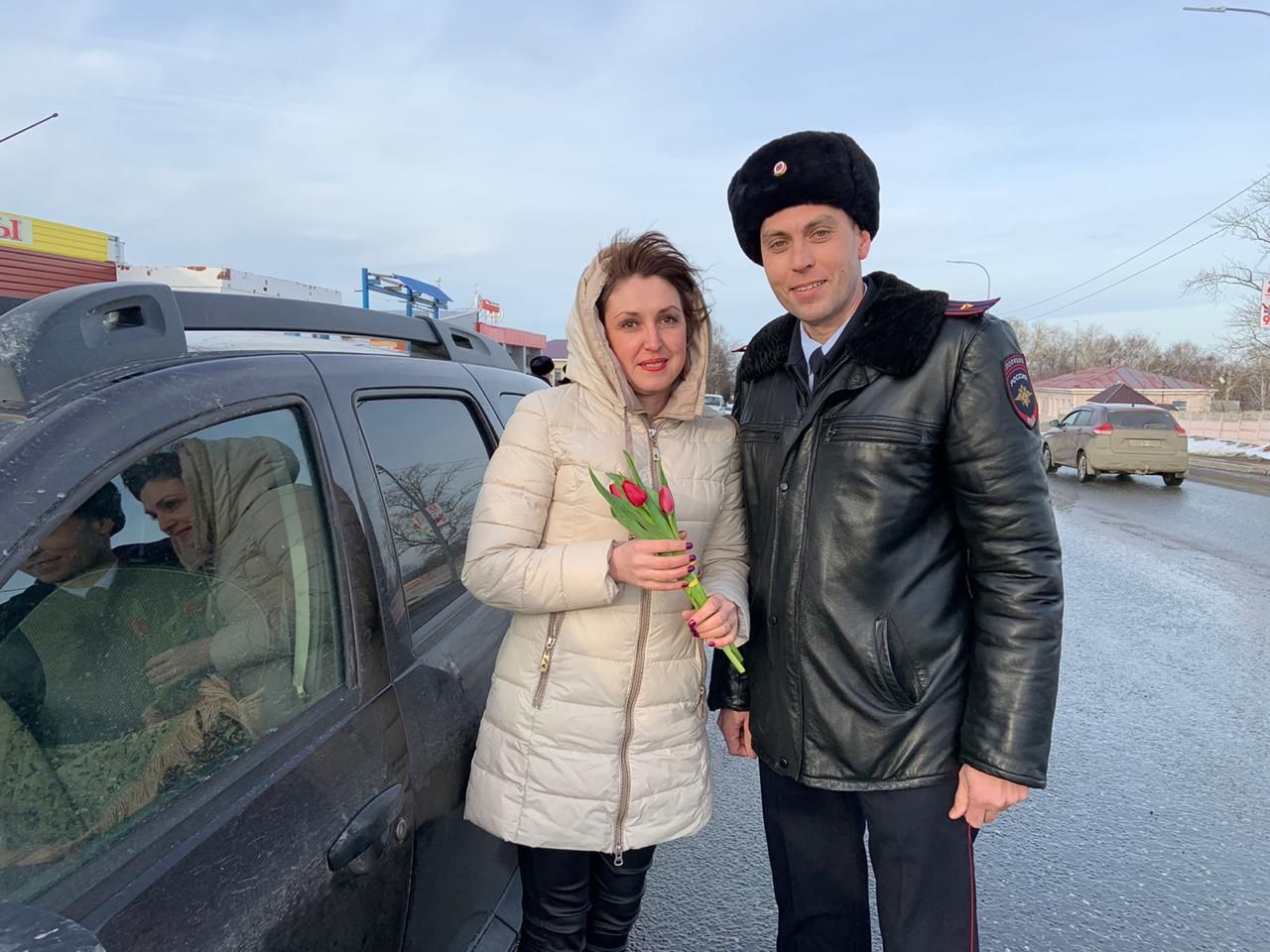 ГИБДД Верхнеуслонского района поздравила автоледи с наступающим праздником